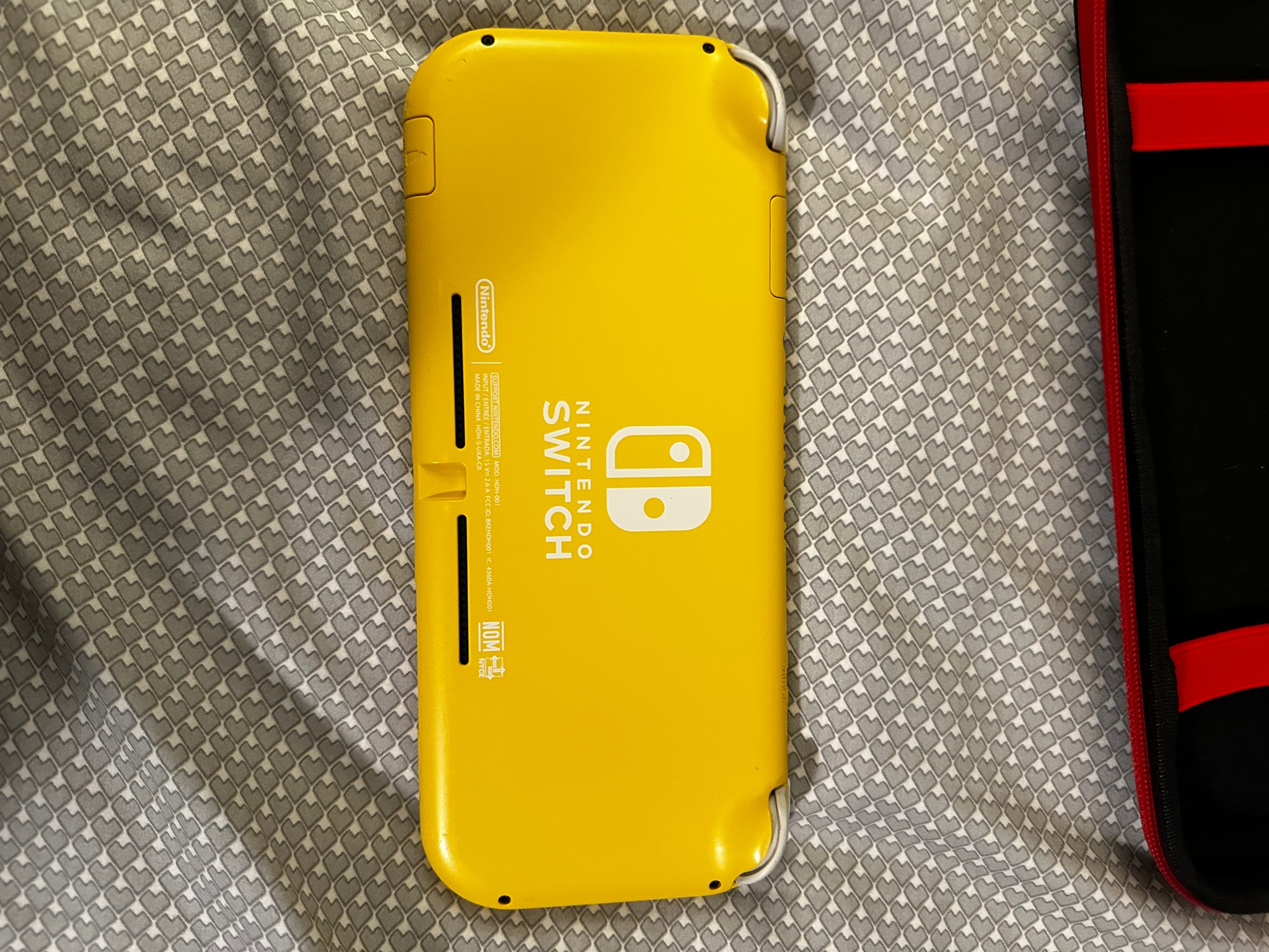 Nintendo Switch Lite w/ Mario kart 8 deluxe/Carry case