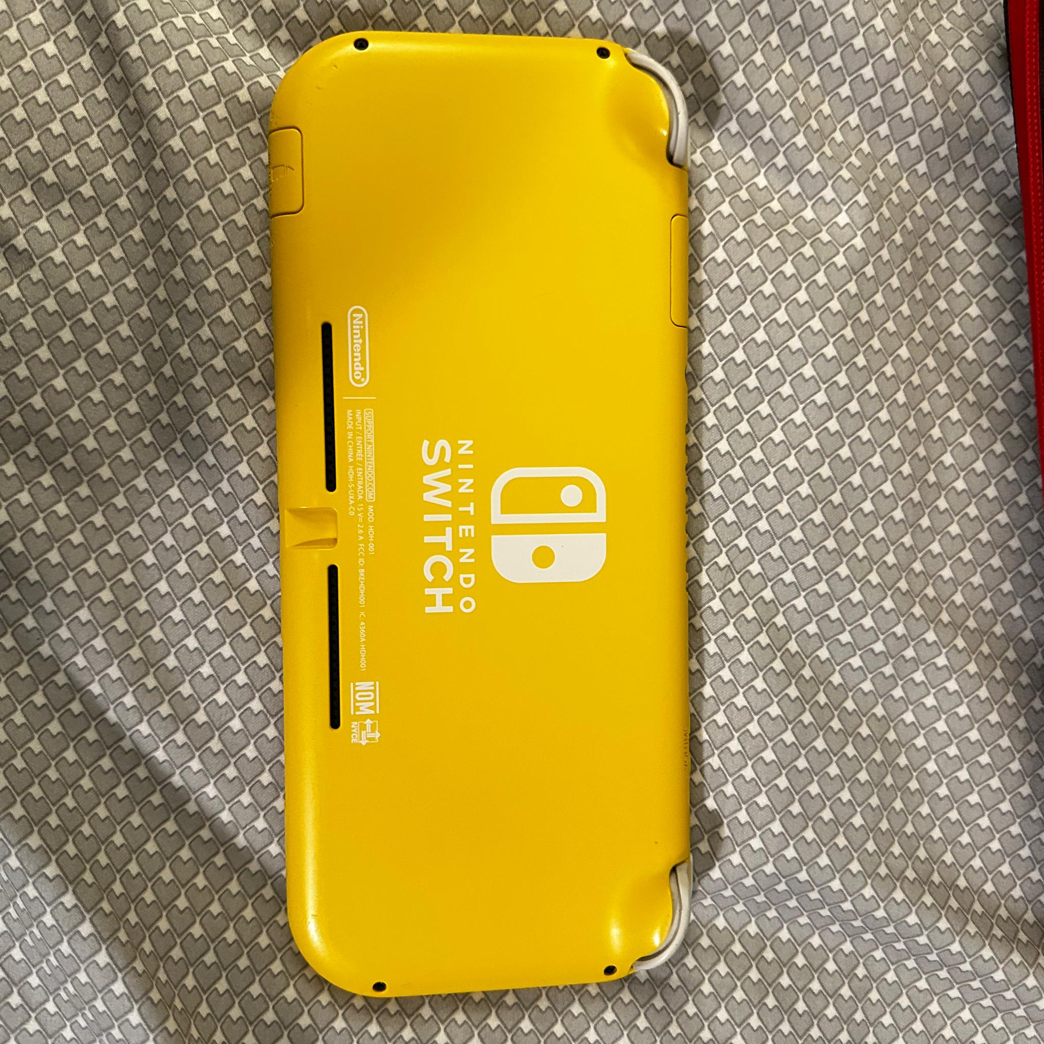 Nintendo Switch Lite w/ Mario kart 8 deluxe/Carry case