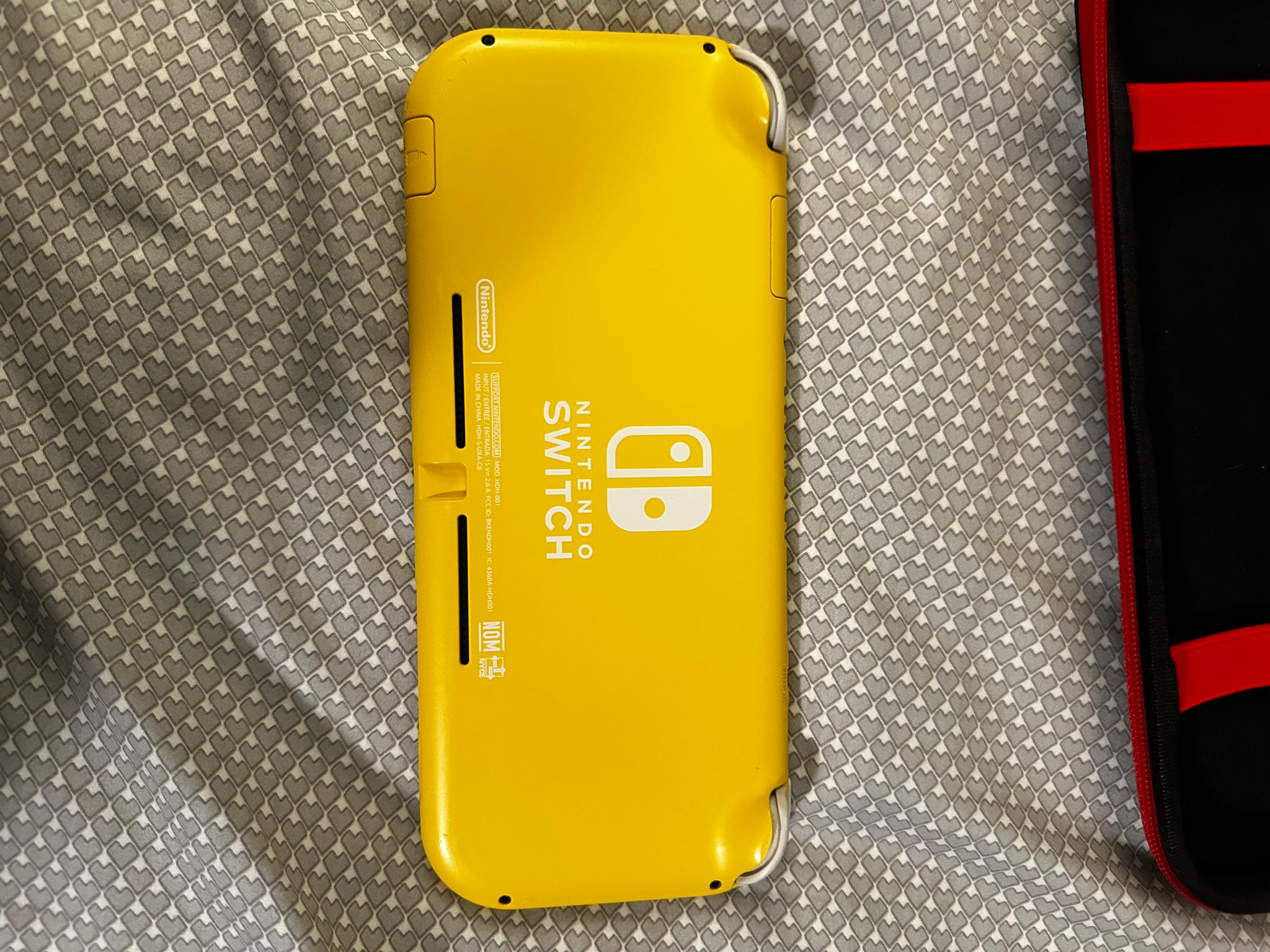 Nintendo Switch Lite w/ Mario kart 8 deluxe/Carry case