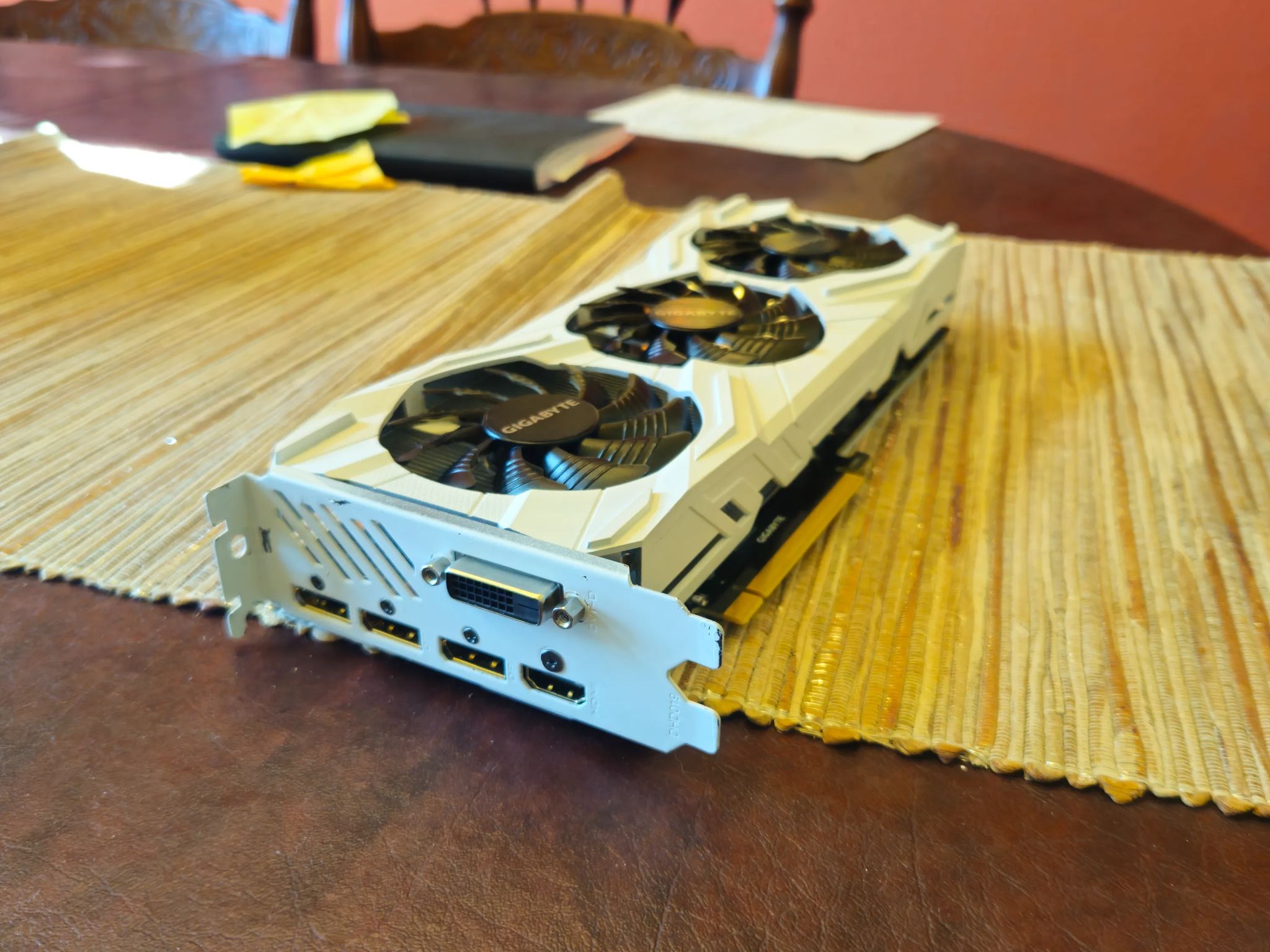 White GTX 1080