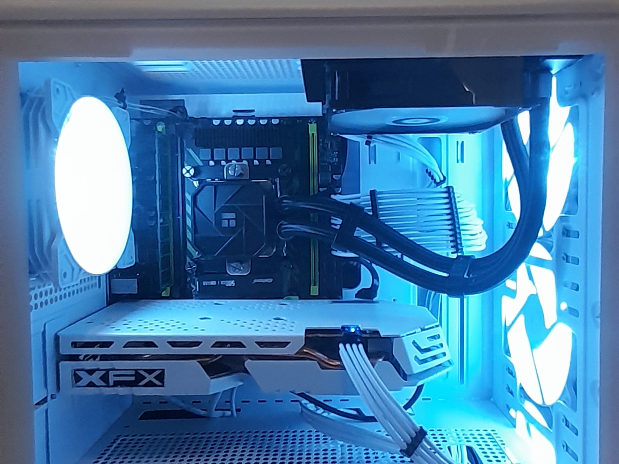 GLACIER PHANTOM WHITE GAMING PC 1080P HIGH SETTINGS