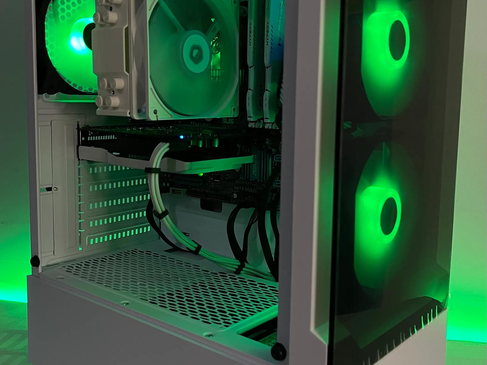 White RGB i7 Gaming PC (E3-1230 v2, 16GB RAM, RX 560, 256GB SSD/1TB HDD