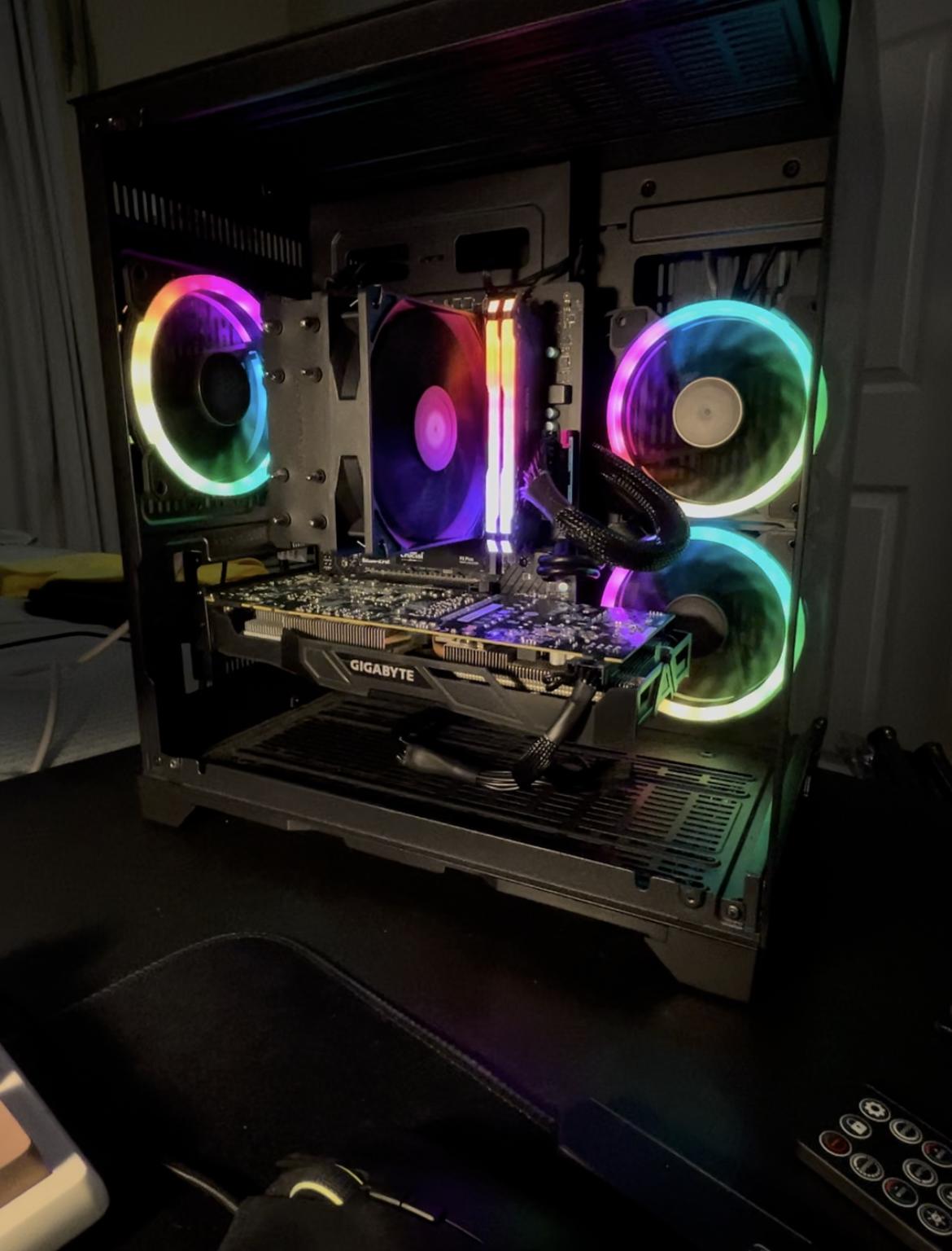 NEW!! GTX 1070 // Ryzen 3600 // 16GB Corsair Vengeance Ram // 500 GB SSD // Controllable RGB
