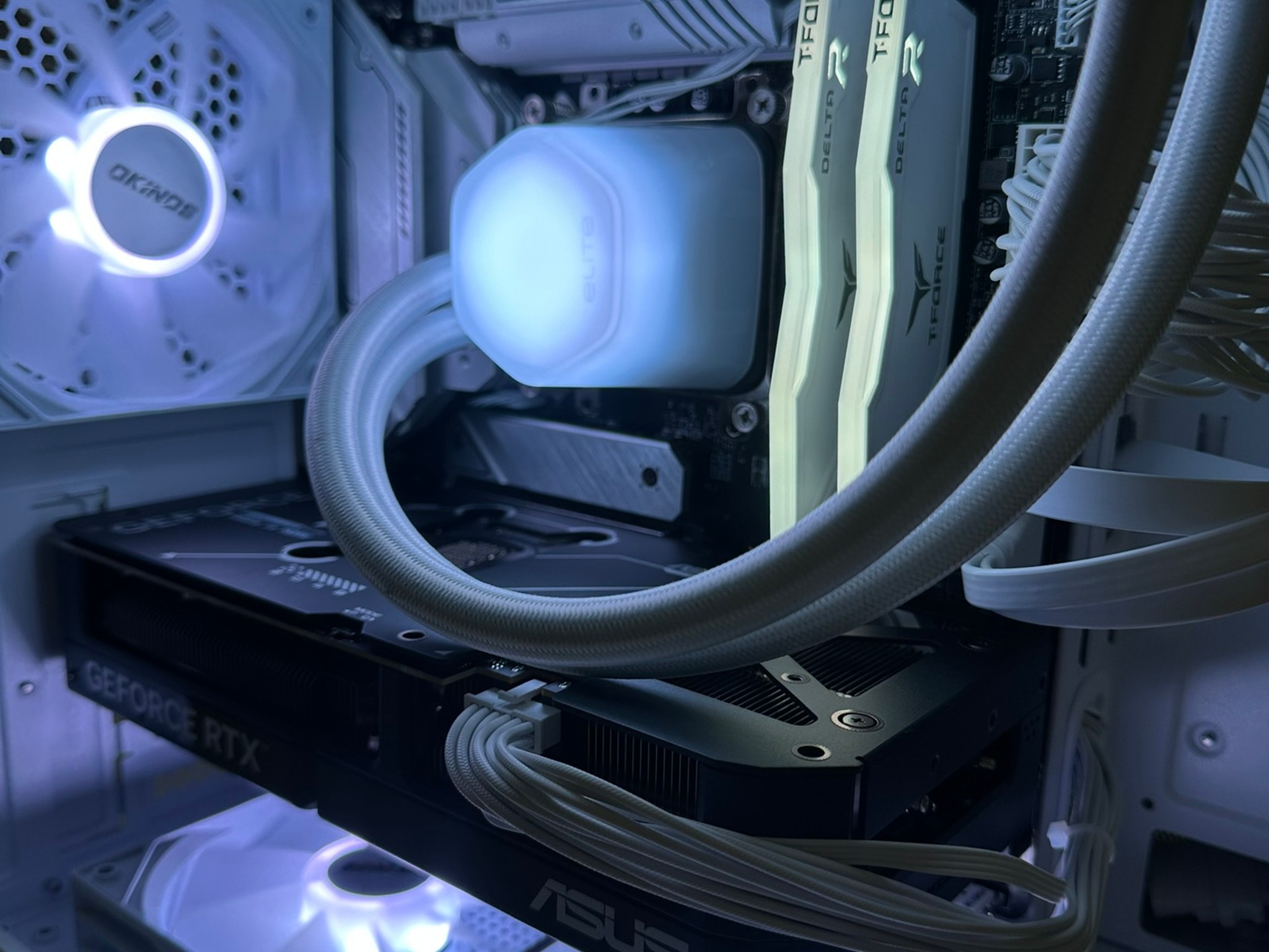 *White Build* i7-13700K / RTX 5070 / 1TB NVME / 32GB RAM