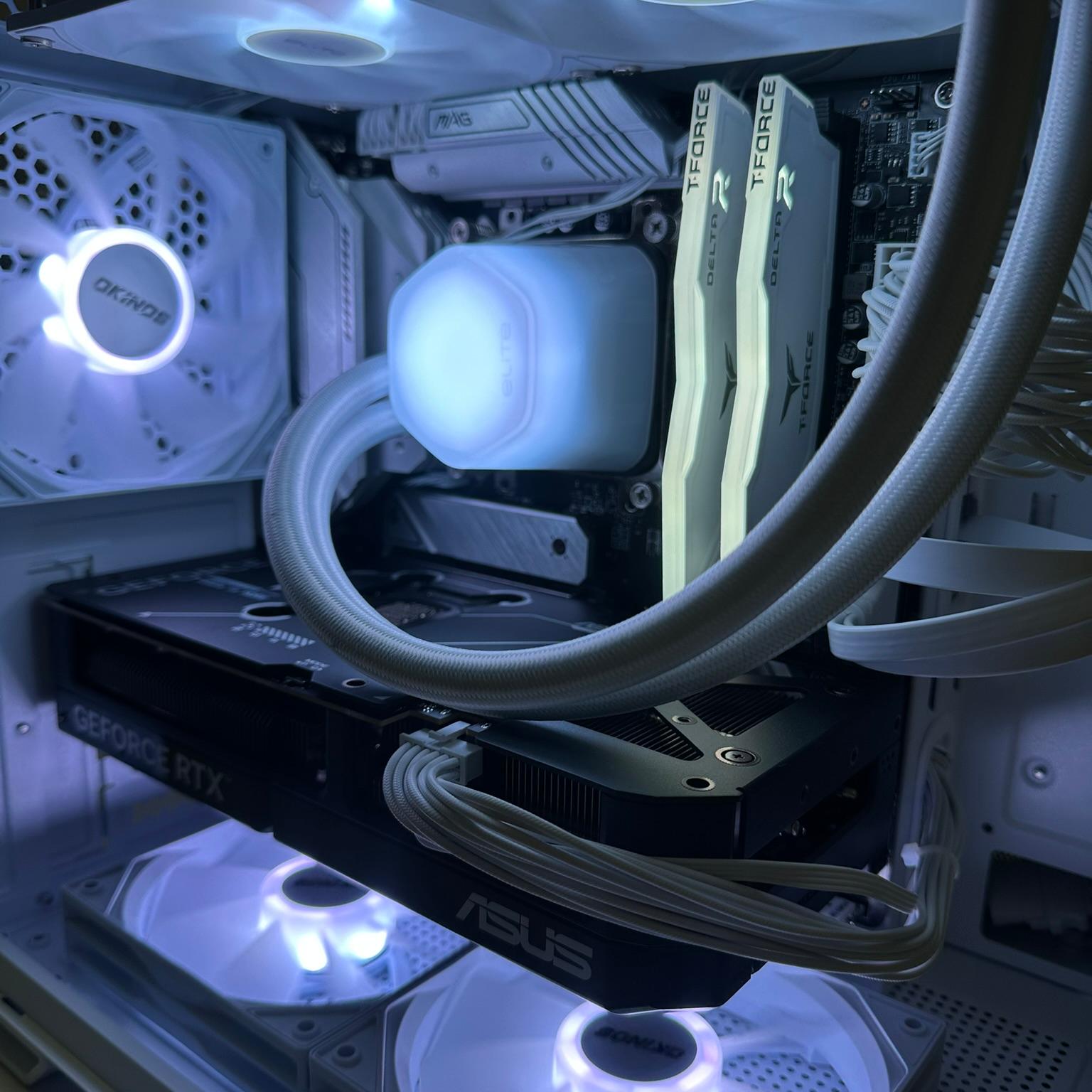 *White Build* i7-13700K / RTX 5070 / 1TB NVME / 32GB RAM