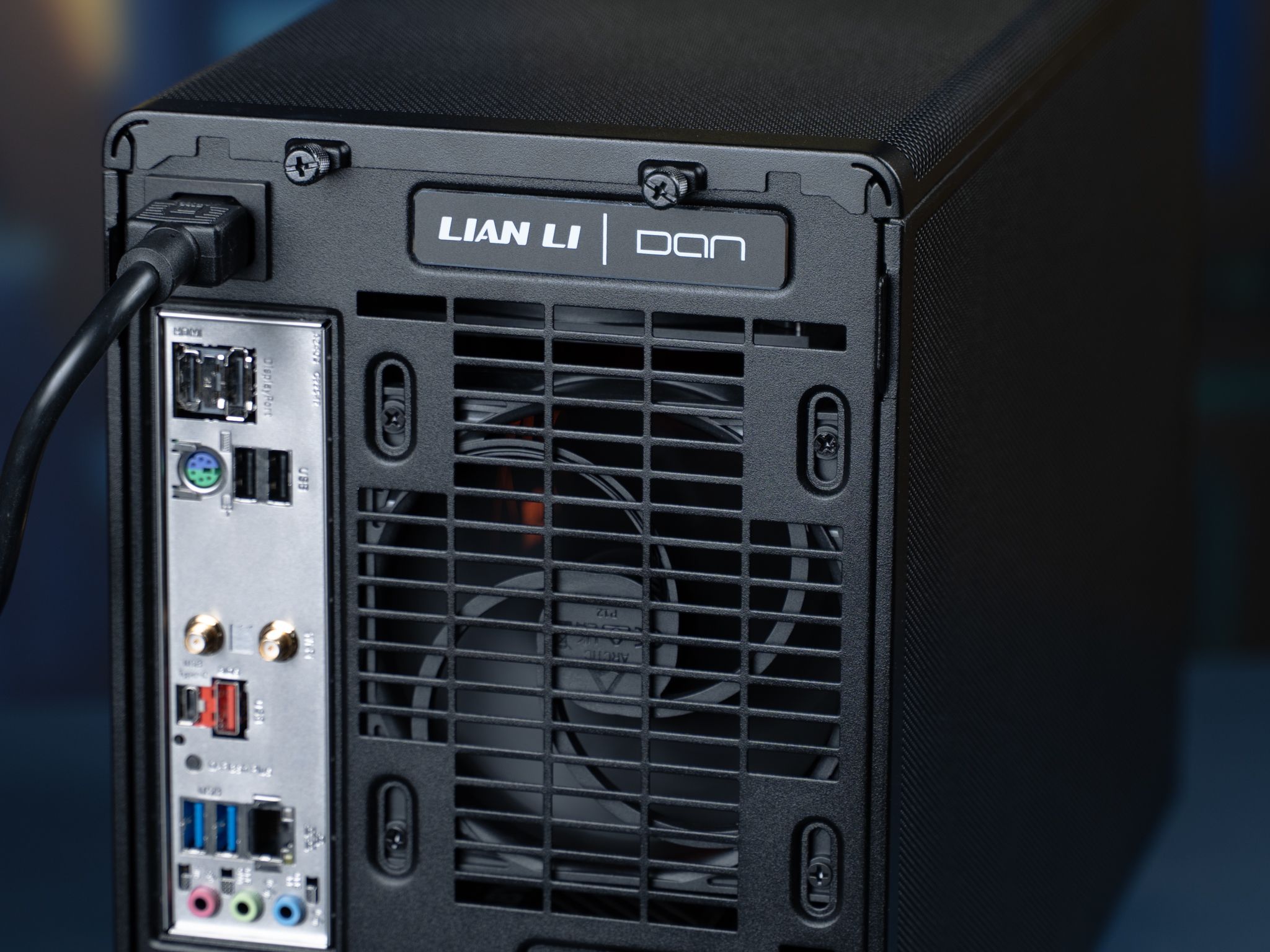 “STRATPERSONA 2” RTX 5060 Ryzen 5 7600X 32GB 1TB Windows 11 Gaming PC Powerhouse