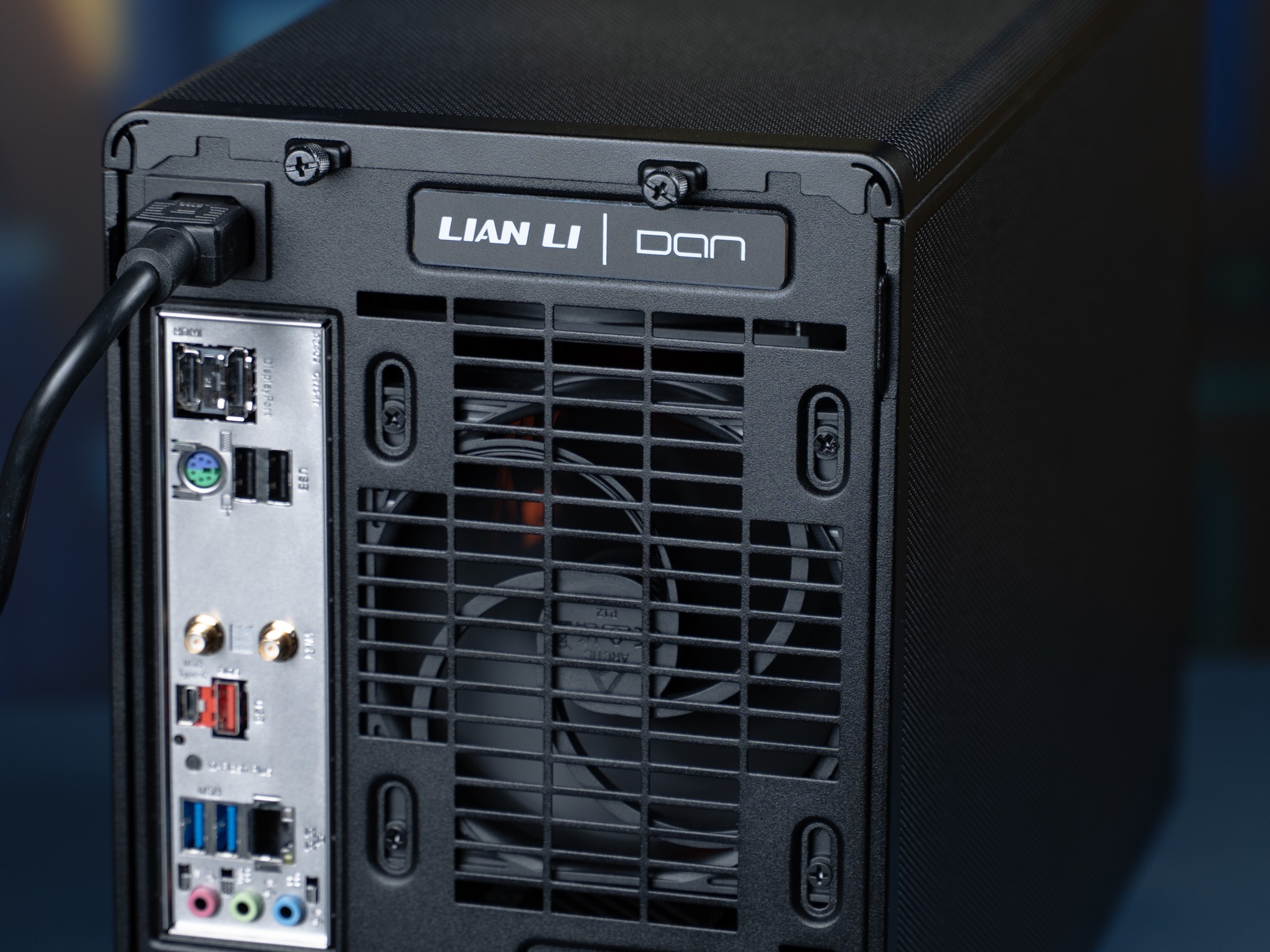 “STRATPERSONA 2” RTX 5060 Ryzen 5 7600X 32GB 1TB Windows 11 Gaming PC Powerhouse