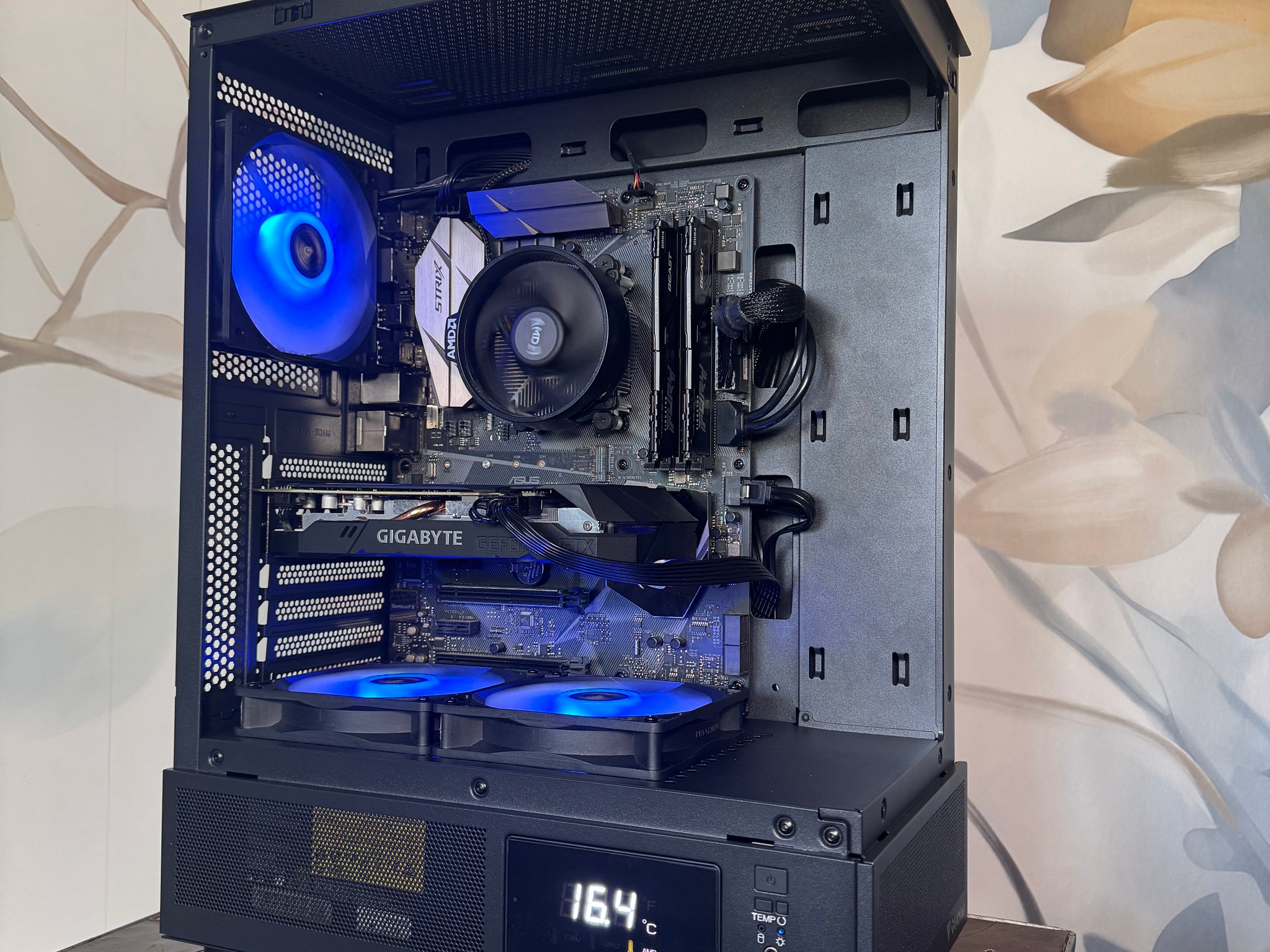 Panoramic Budget Gaming PC - GTX 1660 OC - Ryzen 5 - Temp Display - 740GB Storage