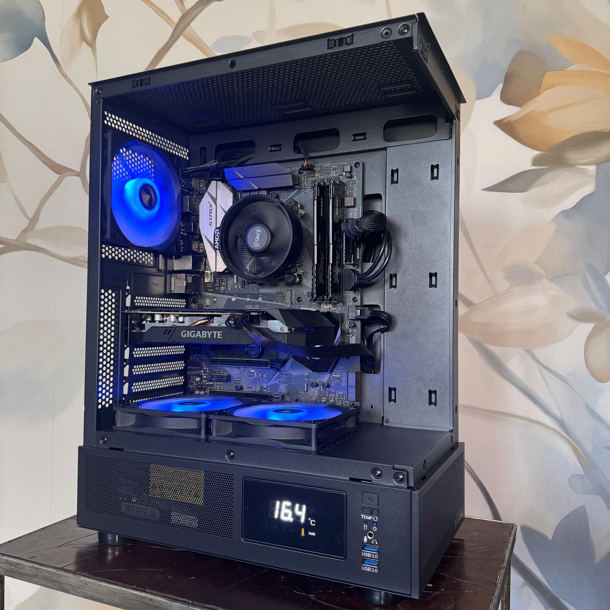 Panoramic Budget Gaming PC - GTX 1660 OC - Ryzen 5 - Temp Display - 740GB Storage