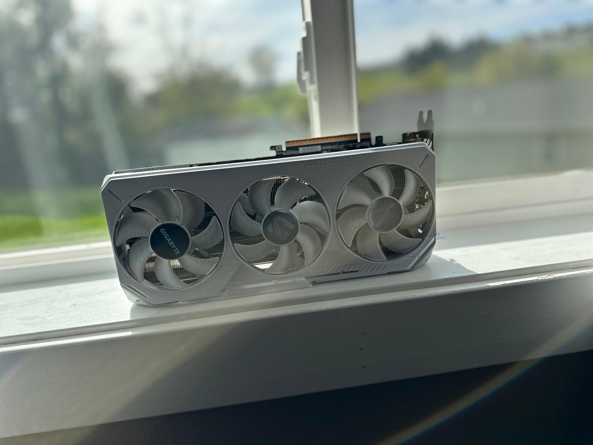 GIGABYTE RX 9070 XT GAMING OC ICE 16G