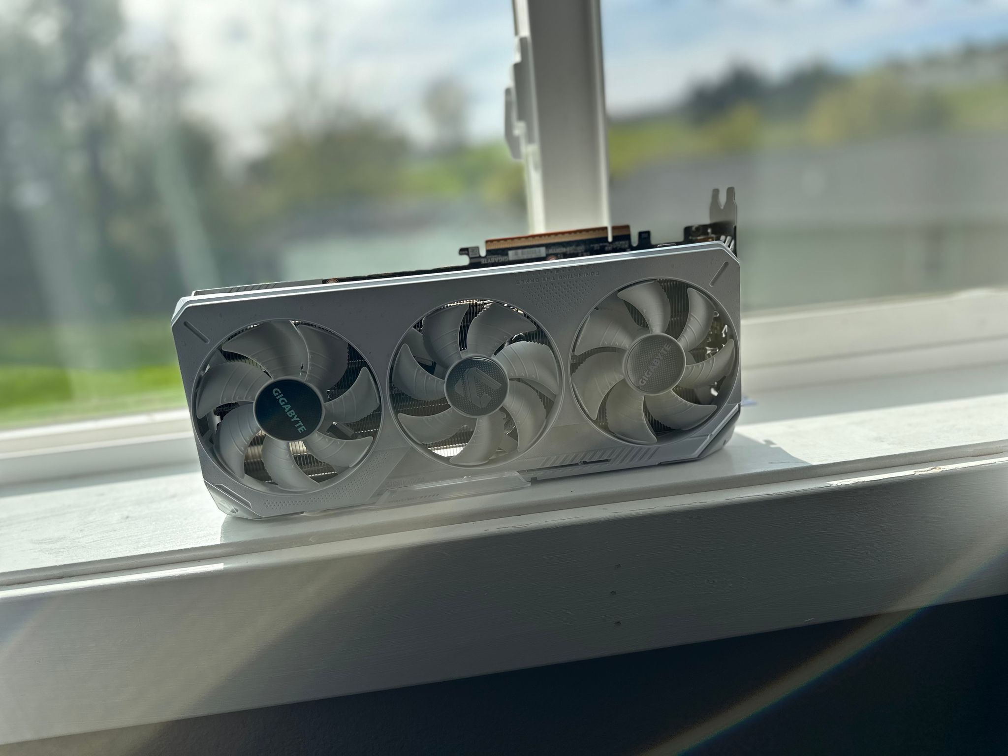 GIGABYTE RX 9070 XT GAMING OC ICE 16G