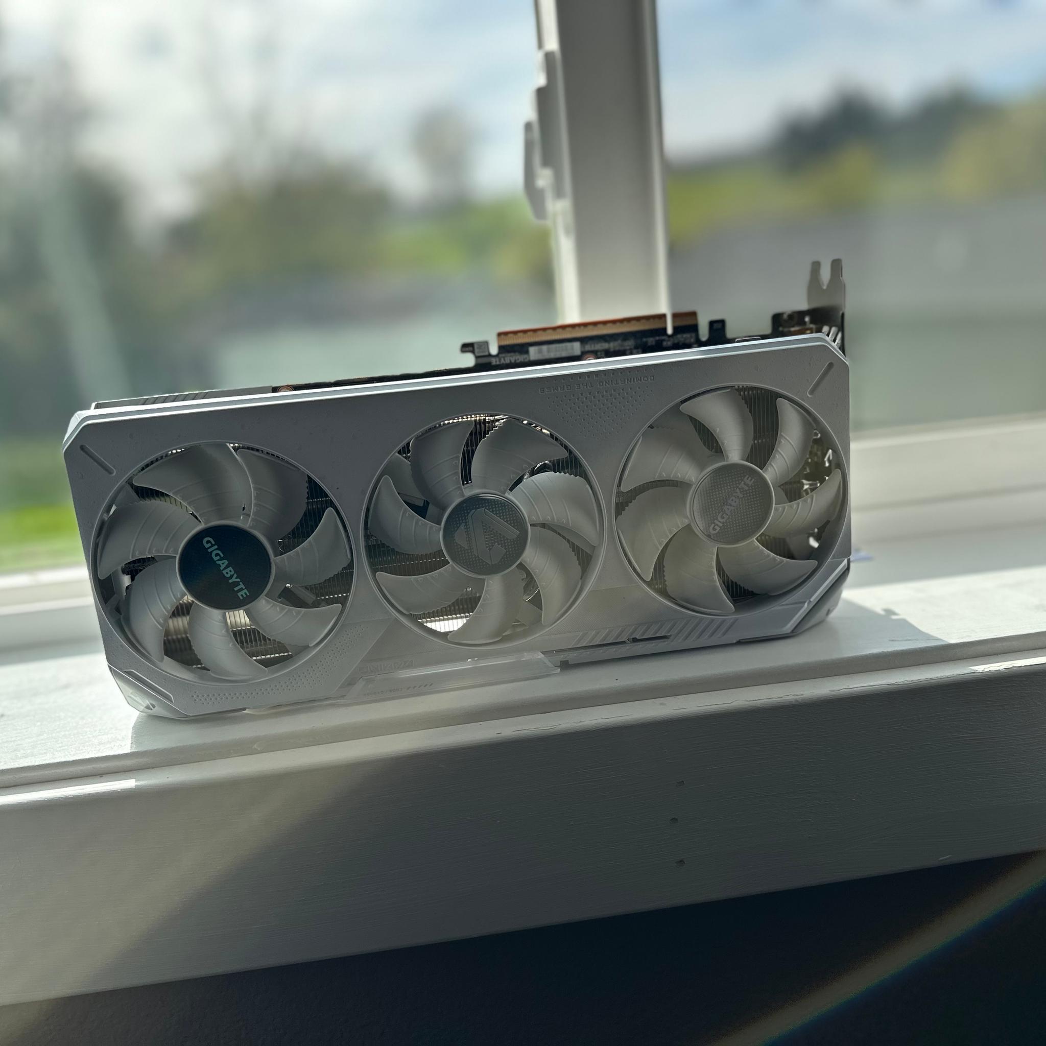 GIGABYTE RX 9070 XT GAMING OC ICE 16G