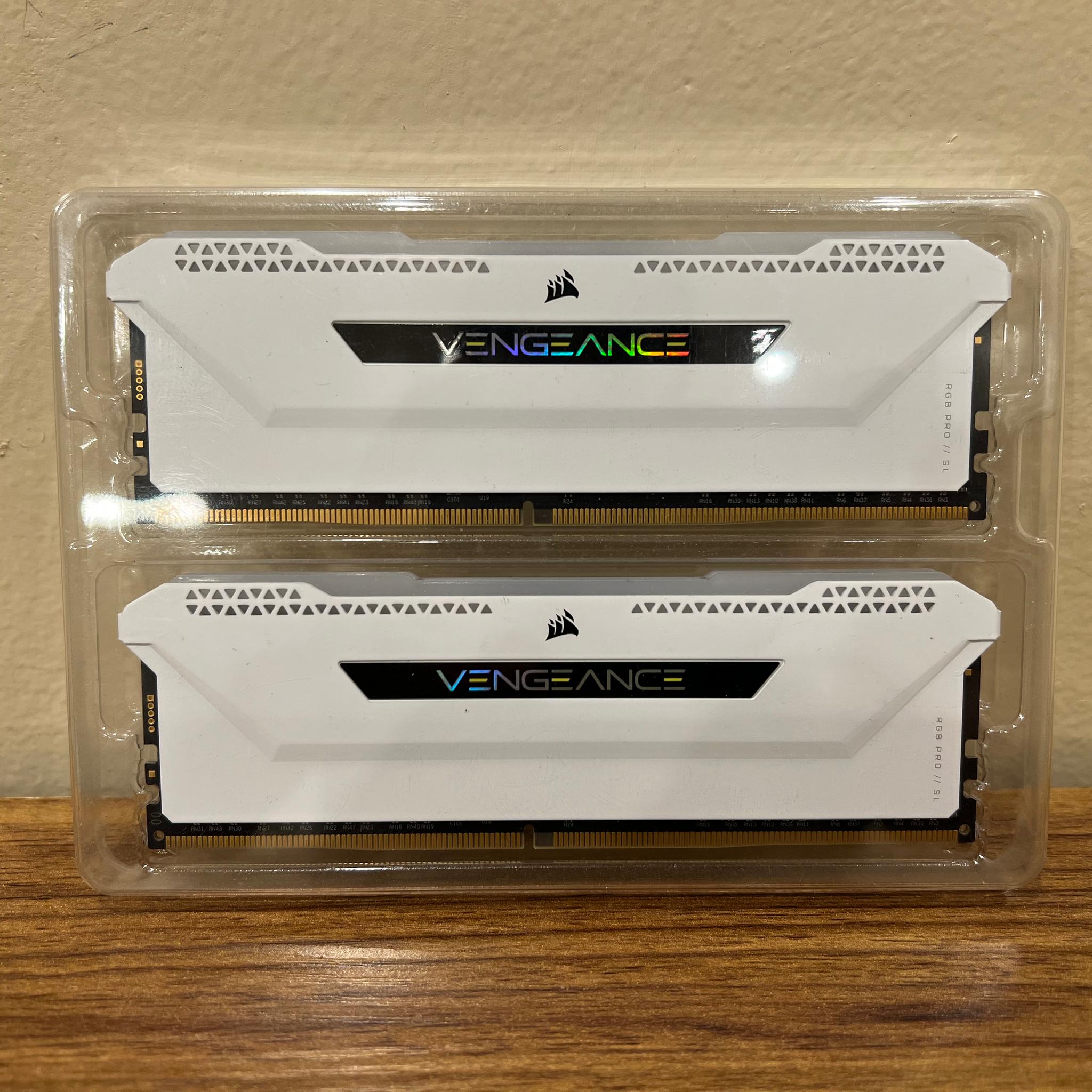 16GB (2x8GB) DDR4-3600MHz CL18 Corsair Vengeance RGB PRO RAM - White