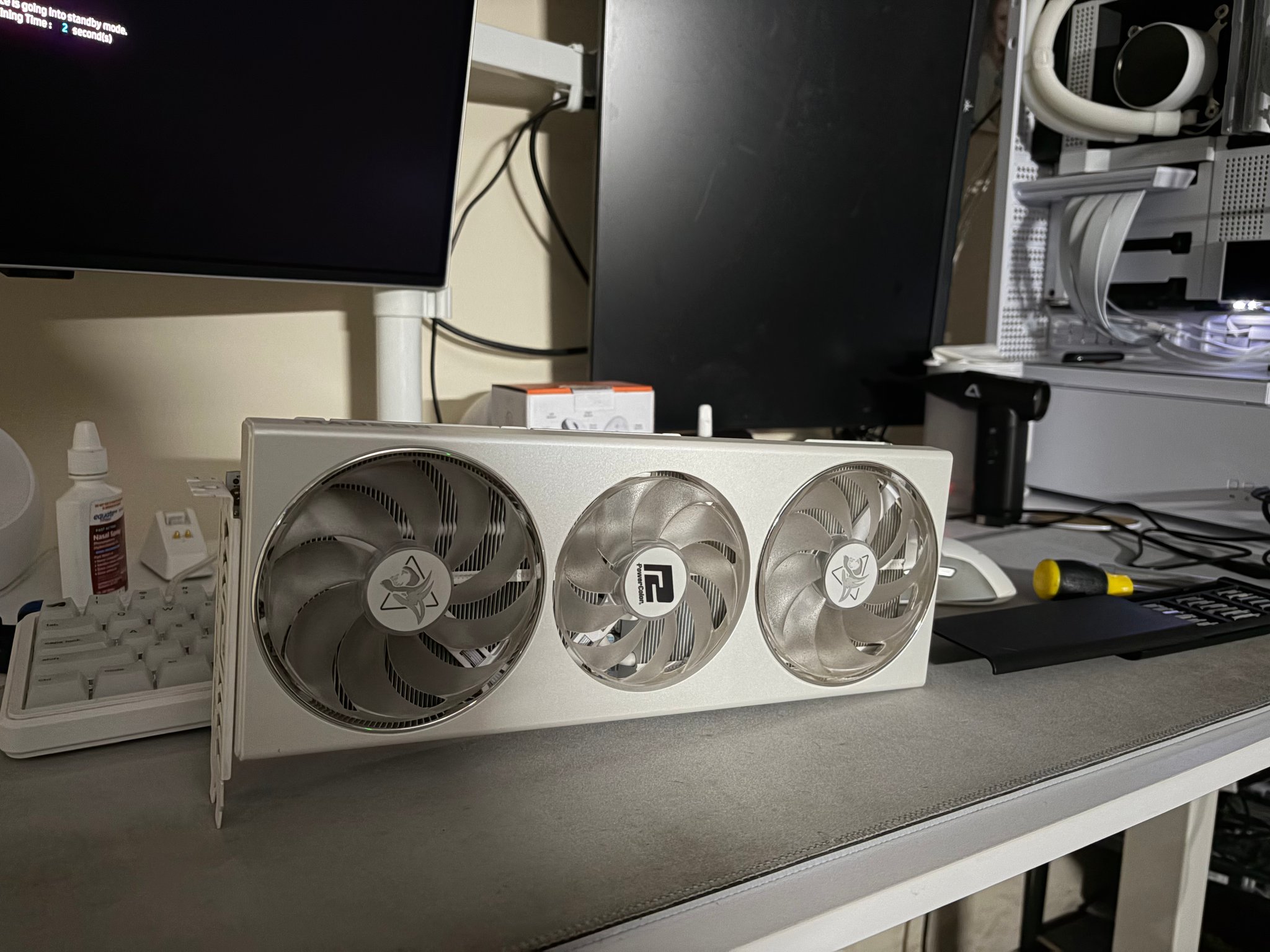 PowerColor Hellhound Spectral White Radeon RX 7800 XT