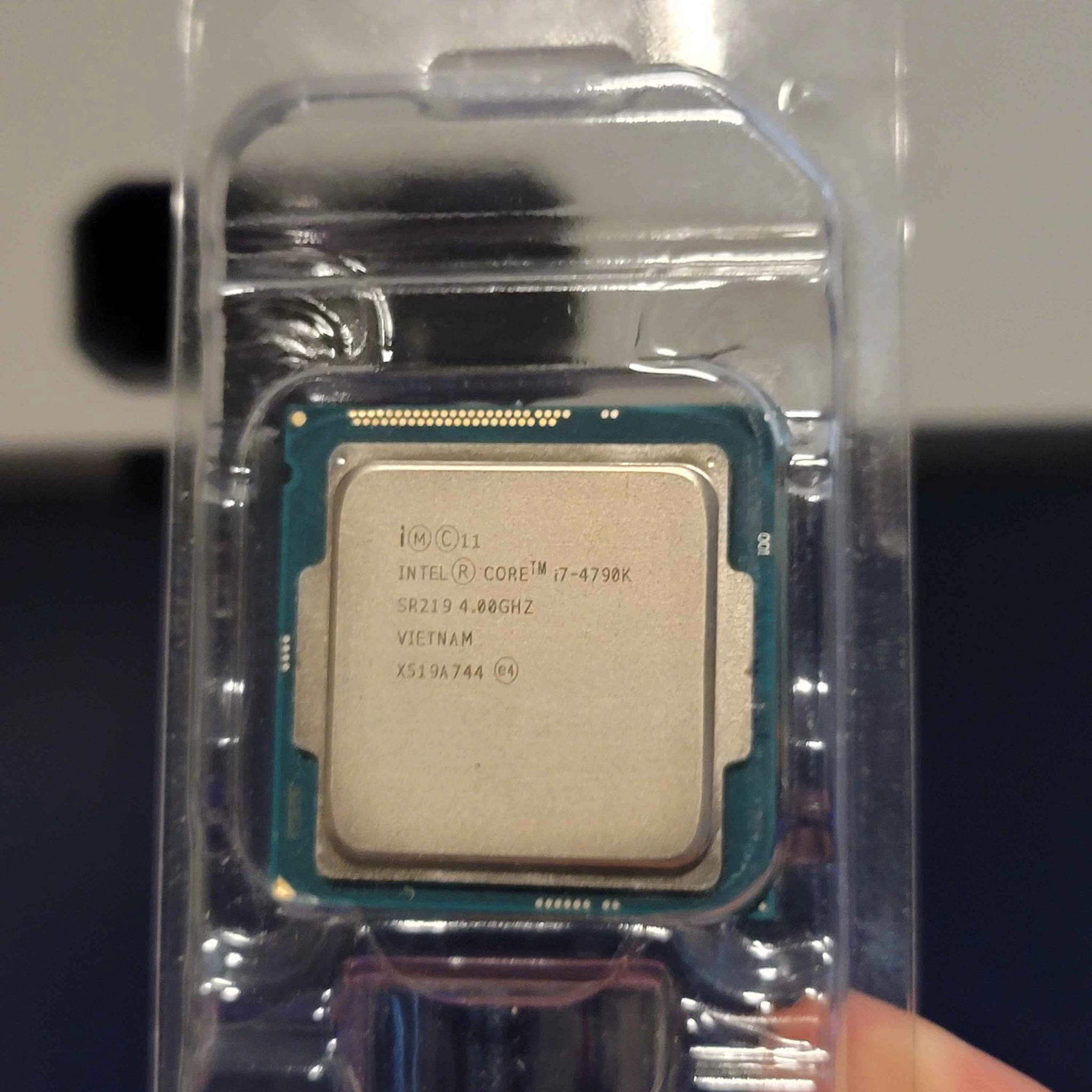 Intel Core i7 i7-4790K Quad-core (4 Core) 4 GHz Processor - Works Used just in clam shell.