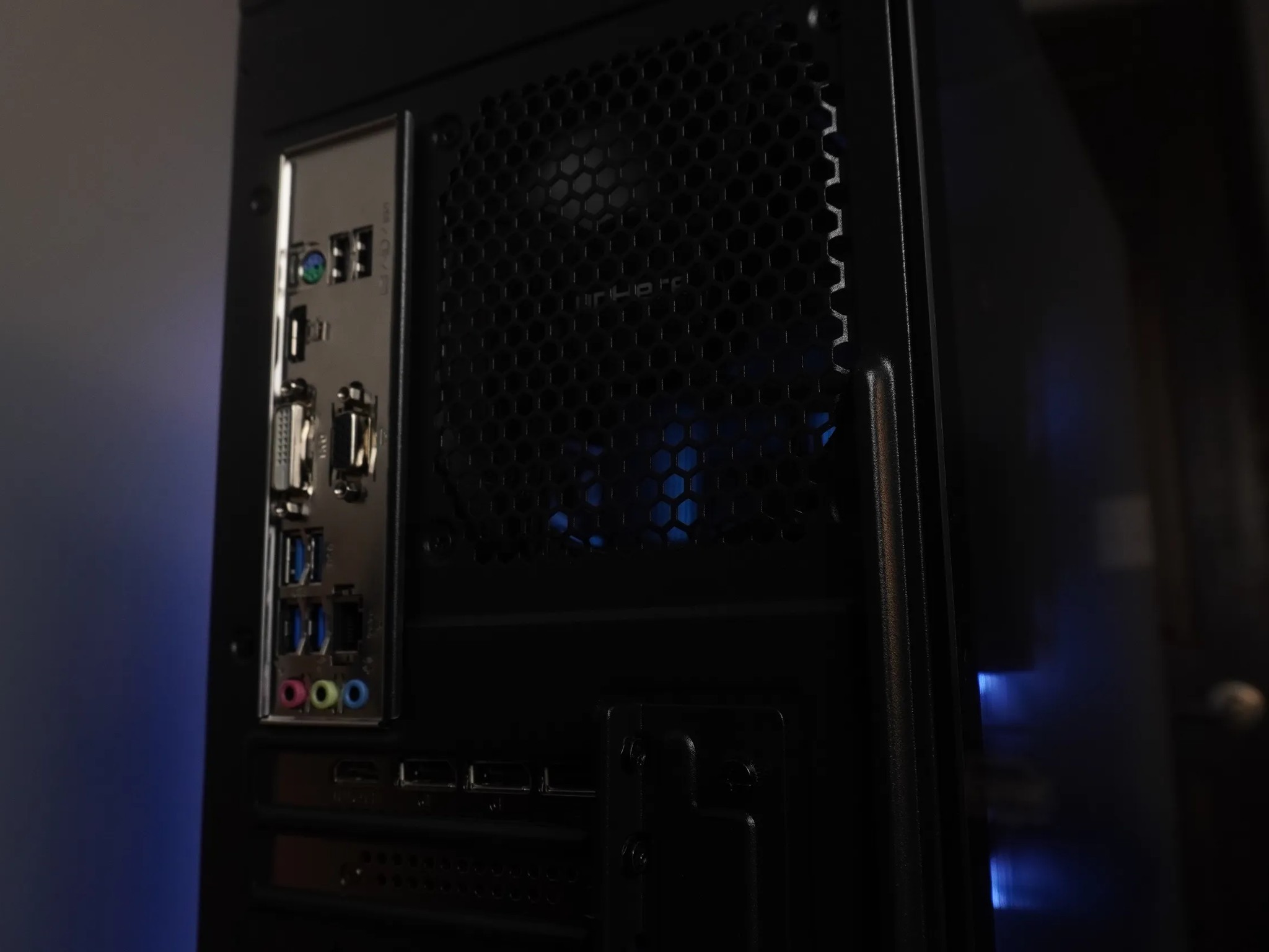 🖤STEALTH🖤 1440/1080p NEW GEN GAMING MACHINE 💚RTX 5060 🧡 Ryzen 5 3600 | 32GB | 1TB | WIFI