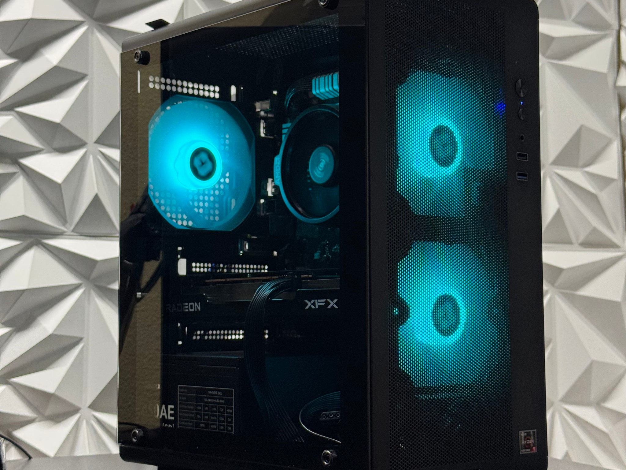Rx 6600 / Ryzen 5 5500 / 16GB DDR4 Ram / 500GB Samsung SSD / Windows 11