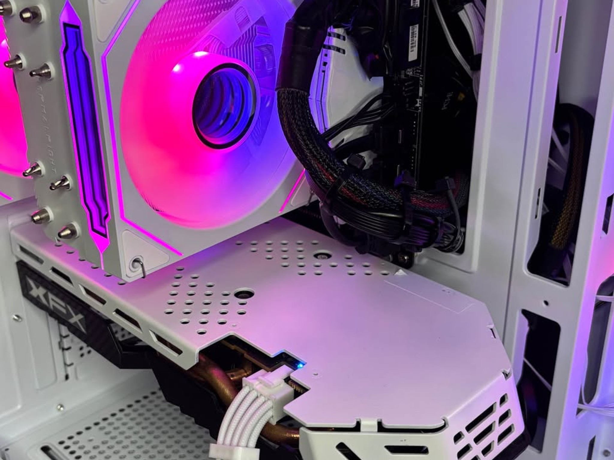 White Gaming PC (RX 580 8GB + Intel Core I7-7700 + 16GB DDR4 + SSD + HDD)