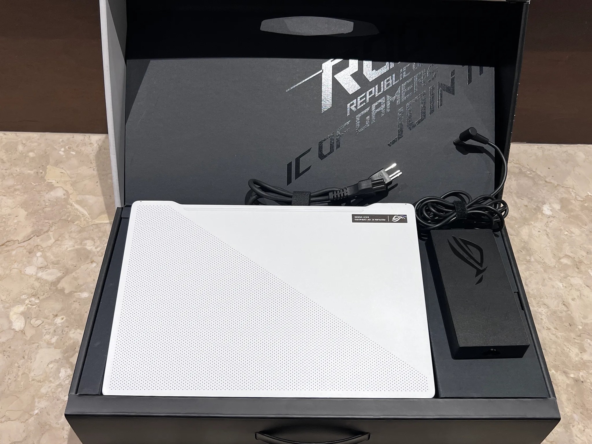 ASUS ROG Zephyrus G14 RTX 2060 Ryzen 9-4900HS 24GB 1TB SSD FullHD 120Hz