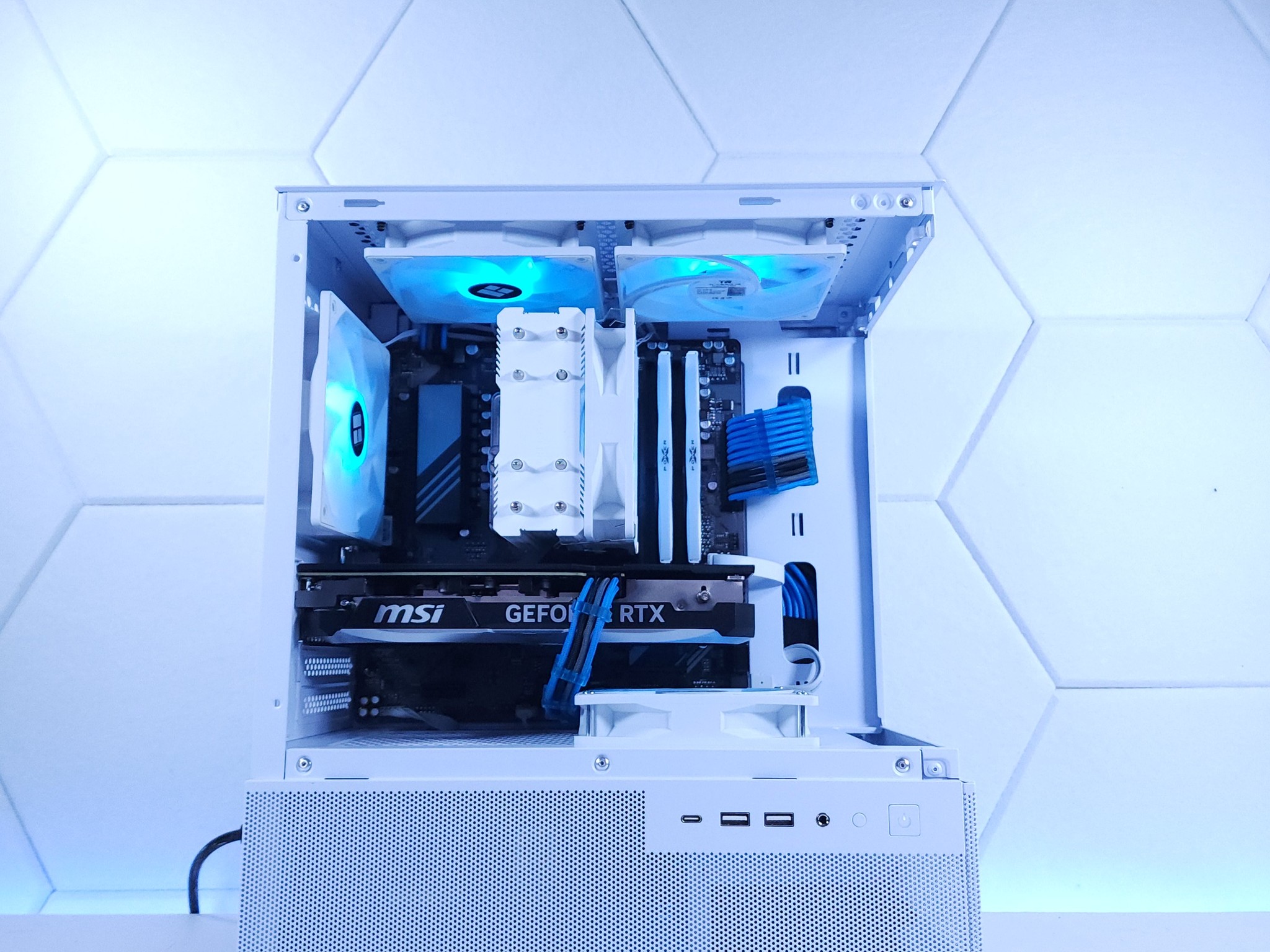 💙🤍RTX 4070 || Ryzen 5 7500F || 2TB NVMe SSD || 32GB 6000MHz DDR5 || 1440p Gaming Computer