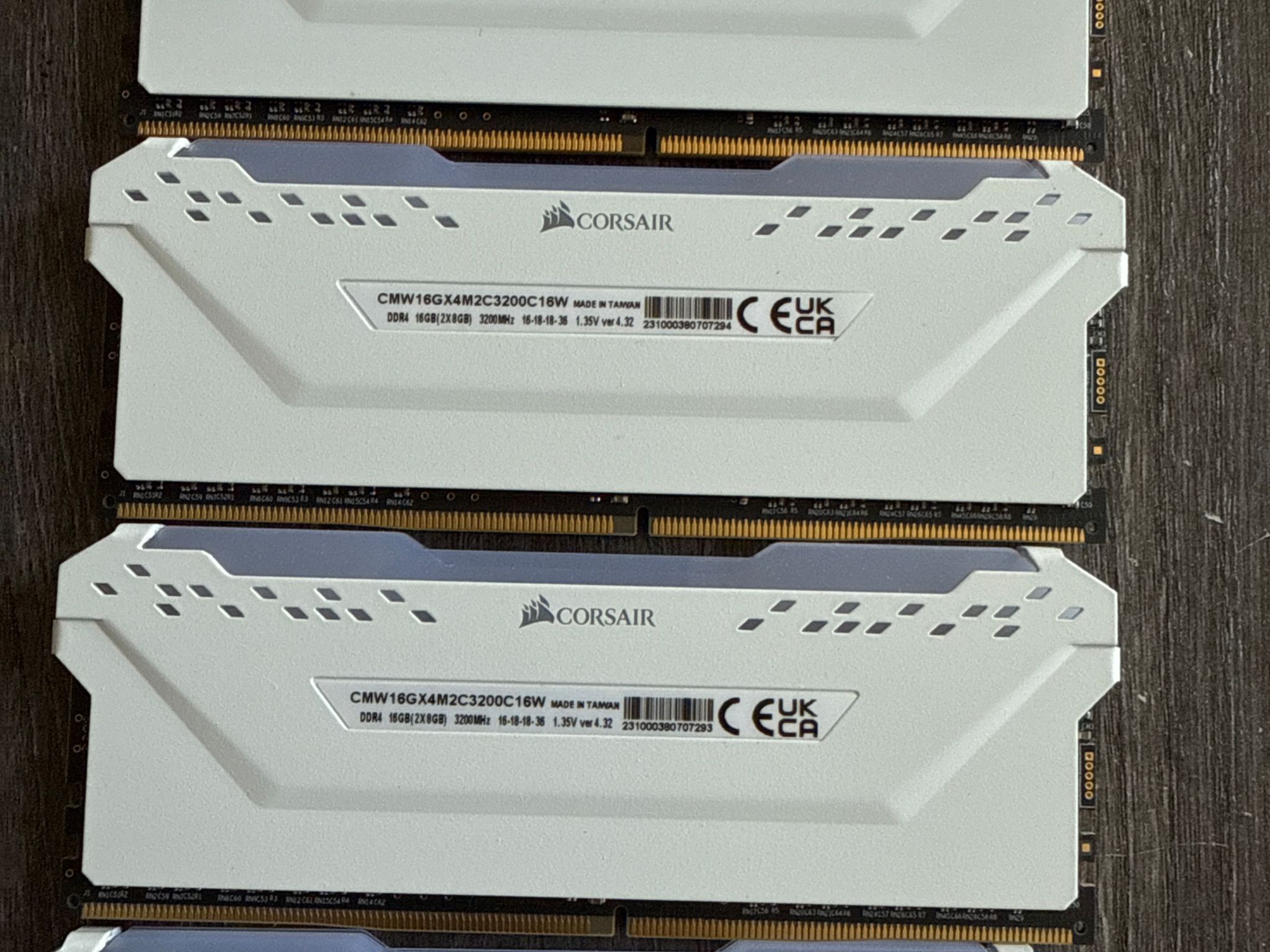 32 GB Corsair DDR4 white RGB