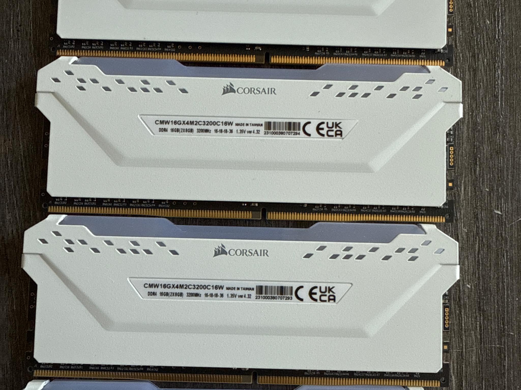 32 GB Corsair DDR4 white RGB
