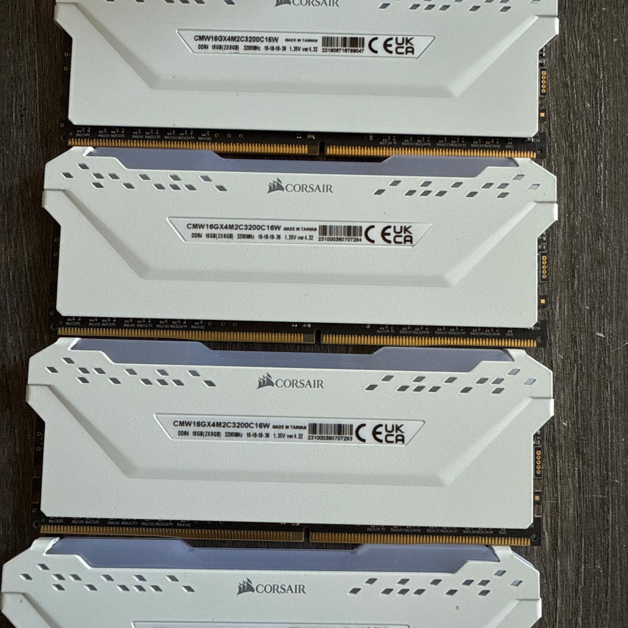 32 GB Corsair DDR4 white RGB