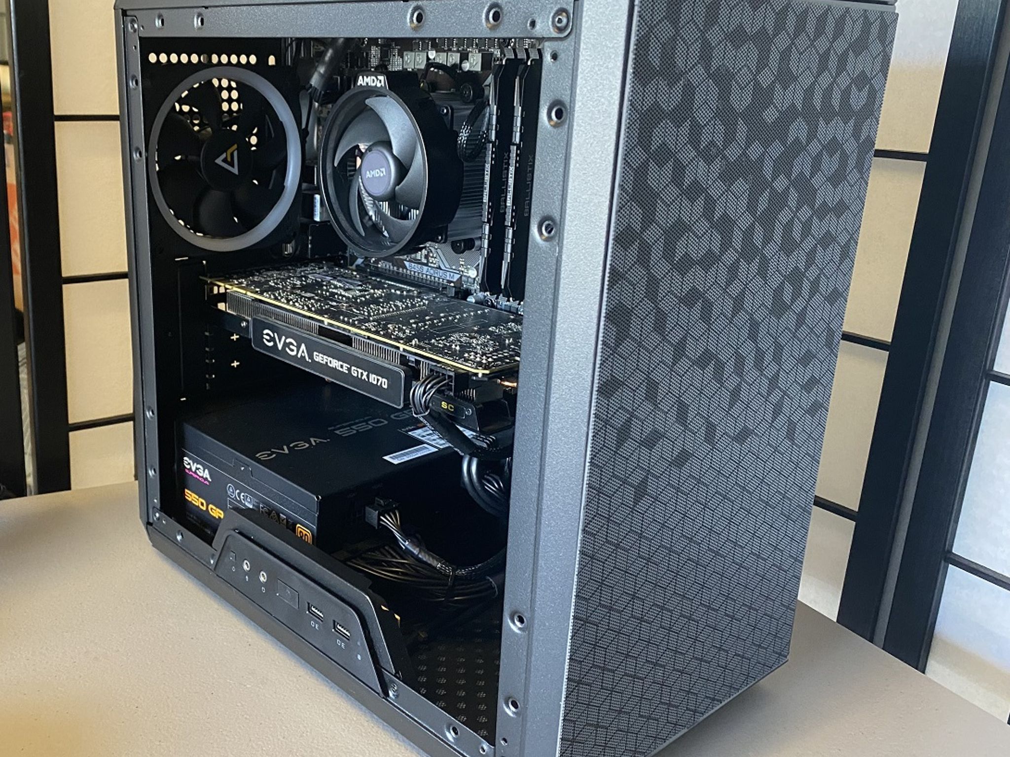 EVGA GTX 1070 SC (8gb), AMD Ryzen 5 3400g, DDR4 3000MHz 16GB (8x2), 500GB NVMe, 550W Gold