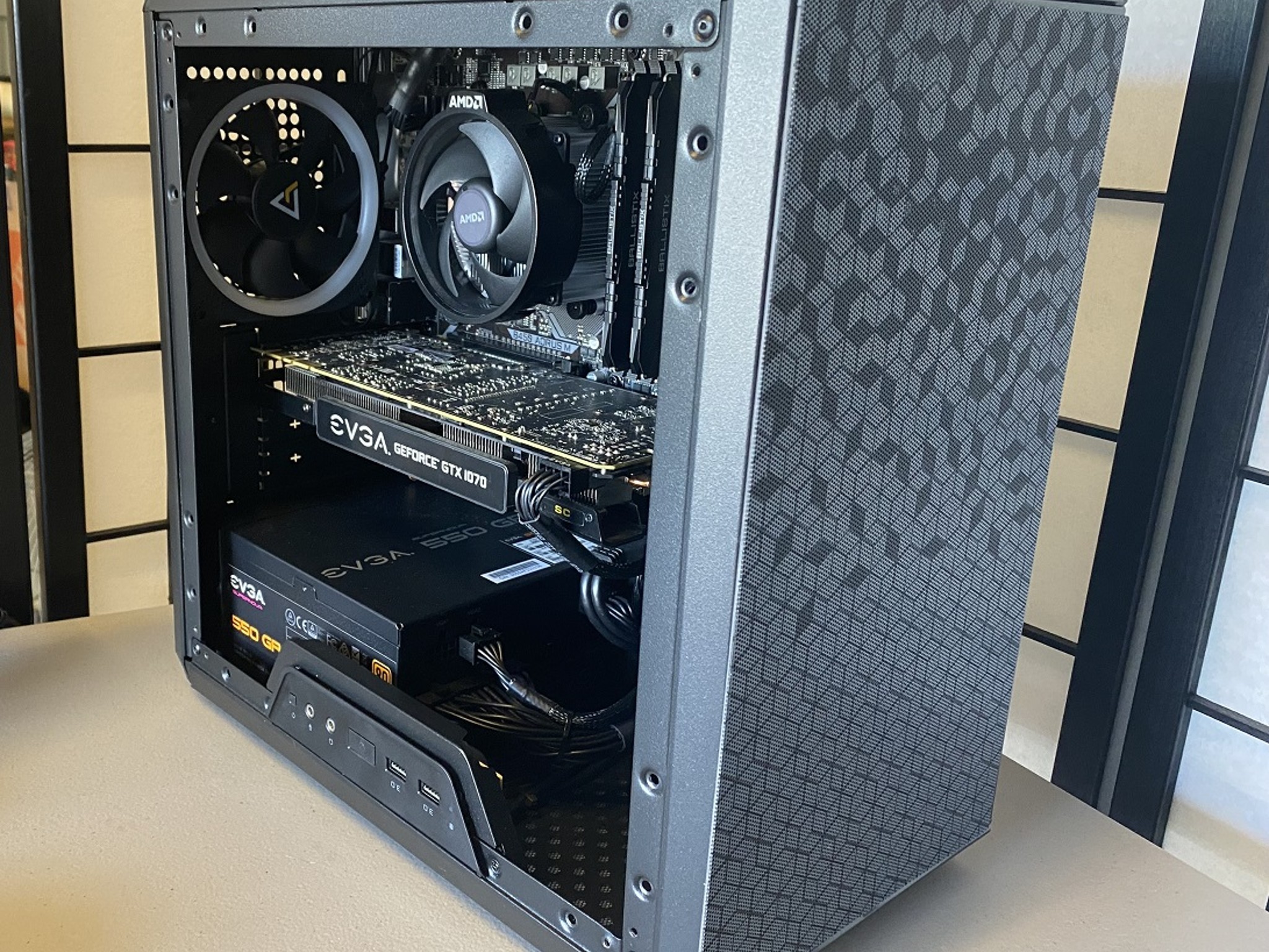 EVGA GTX 1070 SC (8gb), AMD Ryzen 5 3400g, DDR4 3000MHz 16GB (8x2), 500GB NVMe, 550W Gold