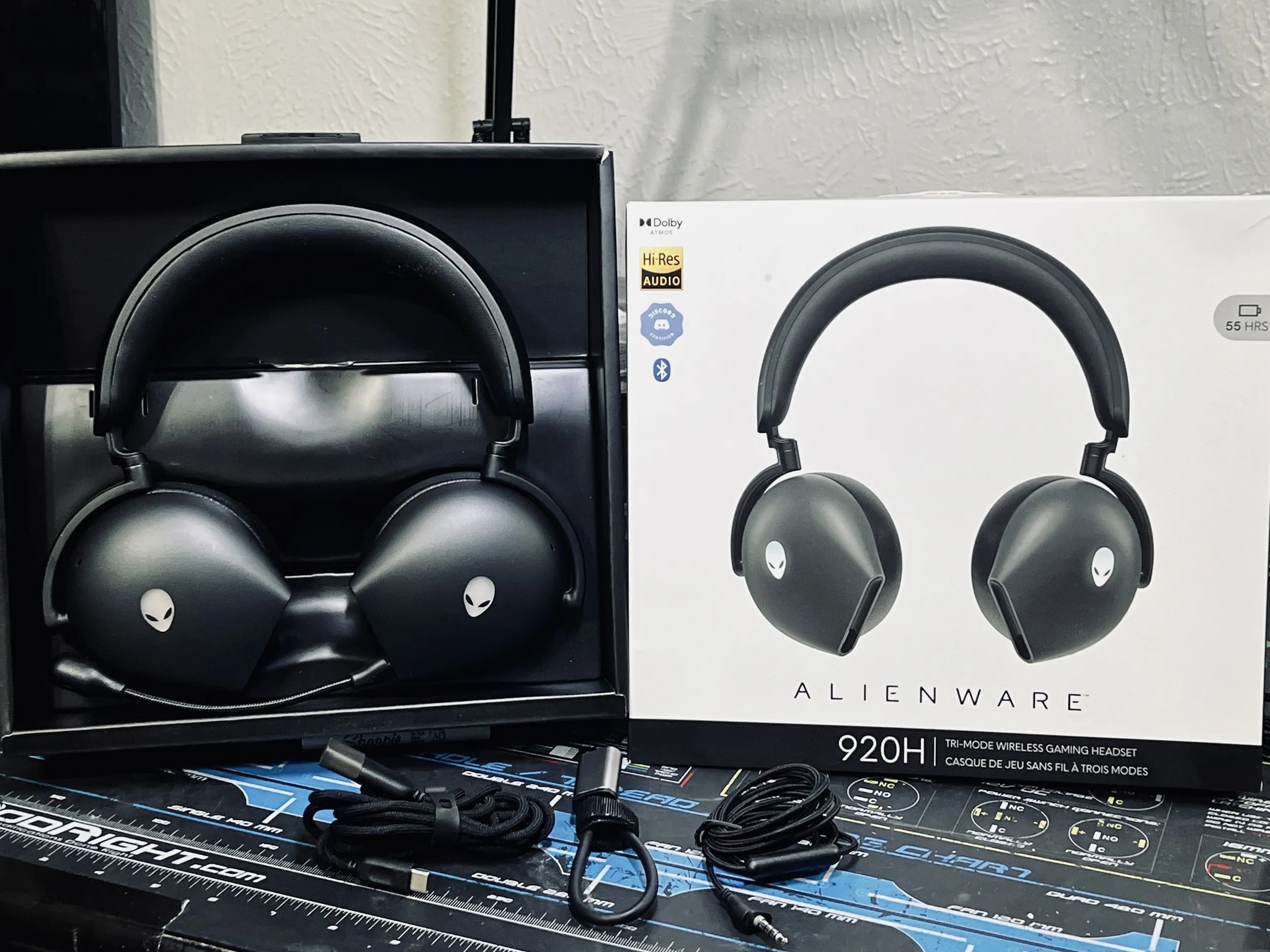 Alienware AW920H Tri-Mode Wireless Gaming Headset - Dark Side of the Moon (aka Black)