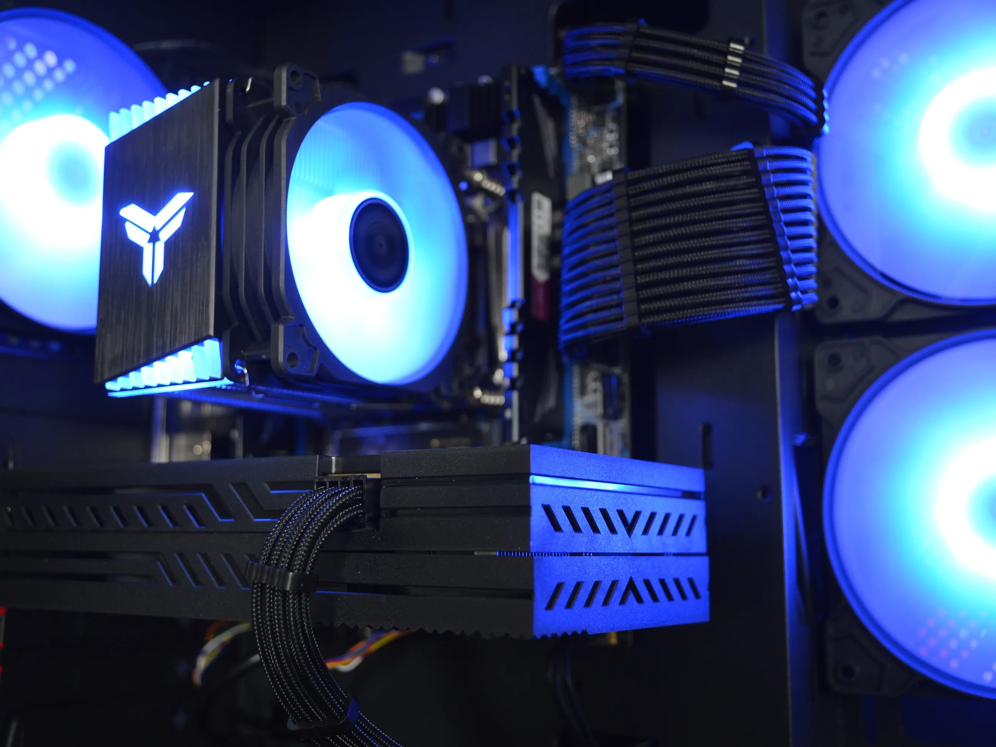 🟣⚫️| RX 580 8GB | INTEL XEON E5 2670 V3 | 16GB DDR4 RAM | 1TB NVME SSD | Royal Darkness |