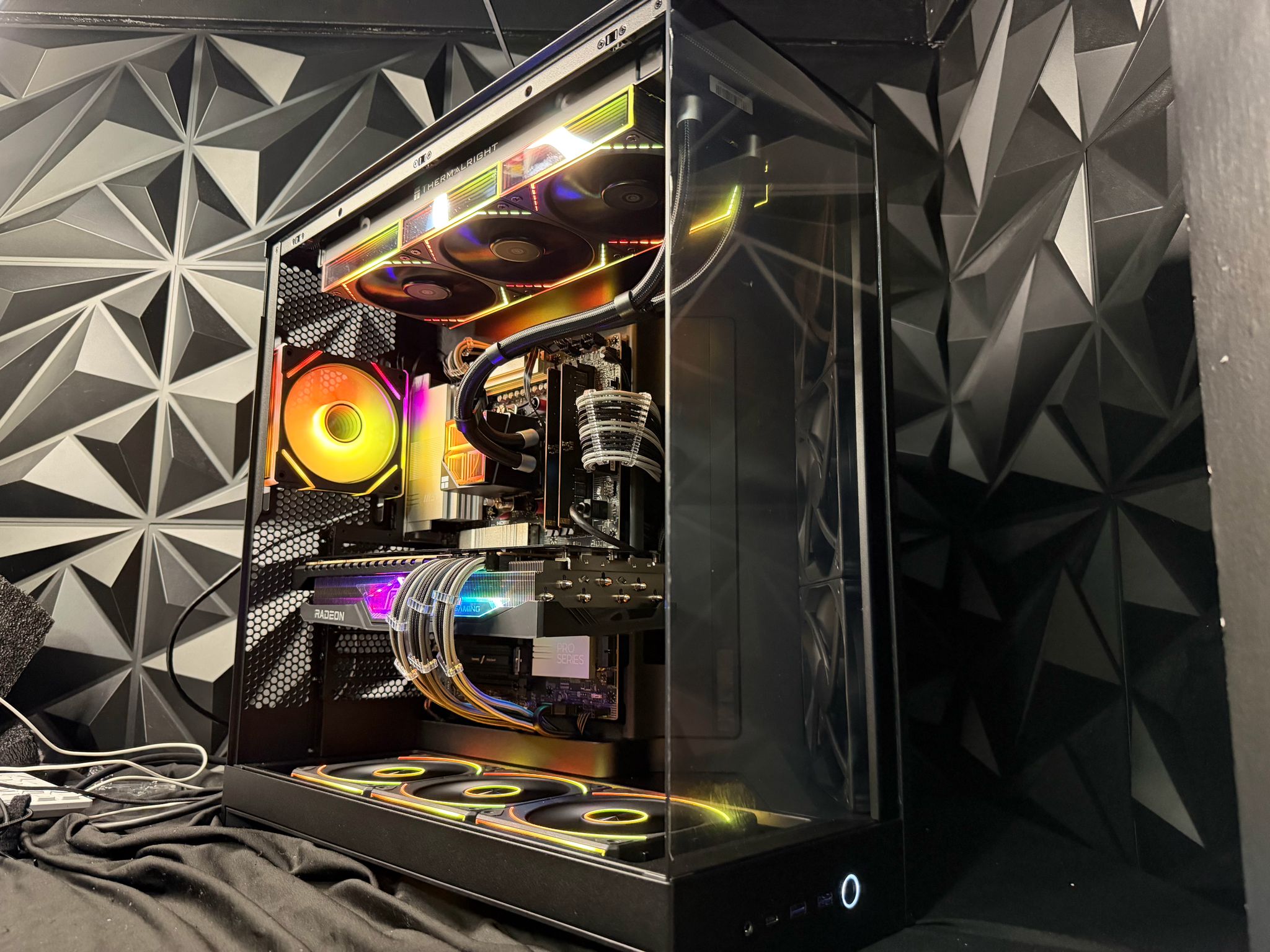 🌌⚡ NEON FLOW ⚡🌌Ryzen 9 9900X| RX 7900 XTX 24 GB | 64 GB DDR5| 4 TB NVMe| 1000W PSU