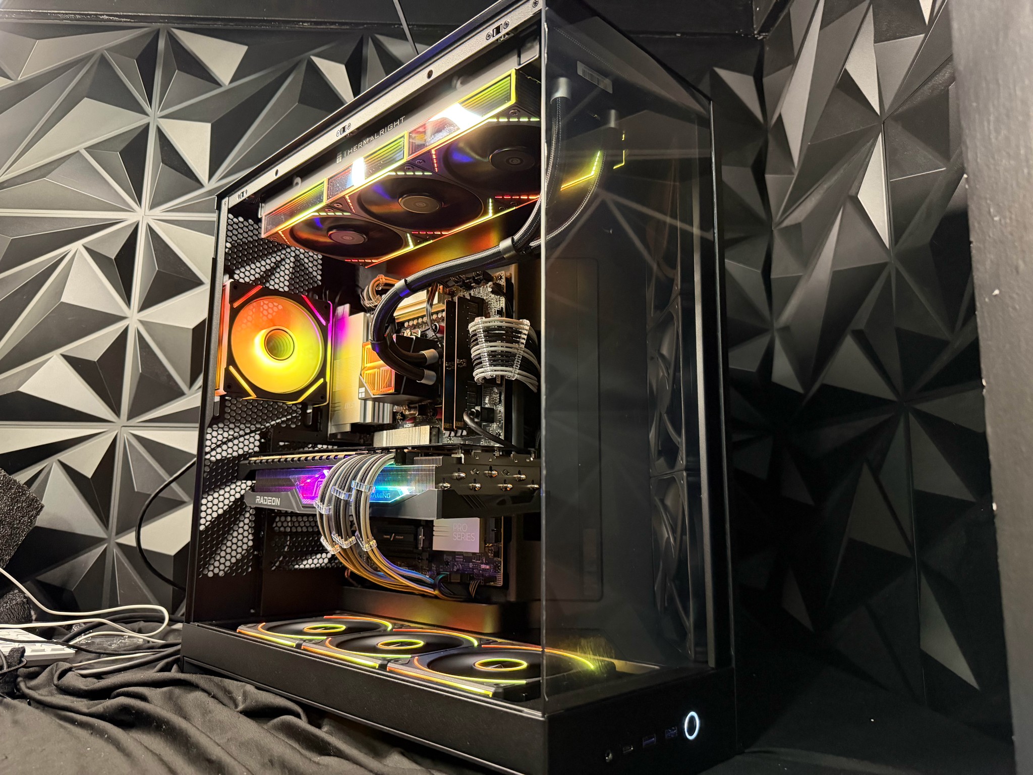 🌌⚡ NEON FLOW ⚡🌌Ryzen 9 9900X| RX 7900 XTX 24 GB | 64 GB DDR5| 4 TB NVMe| 1000W PSU