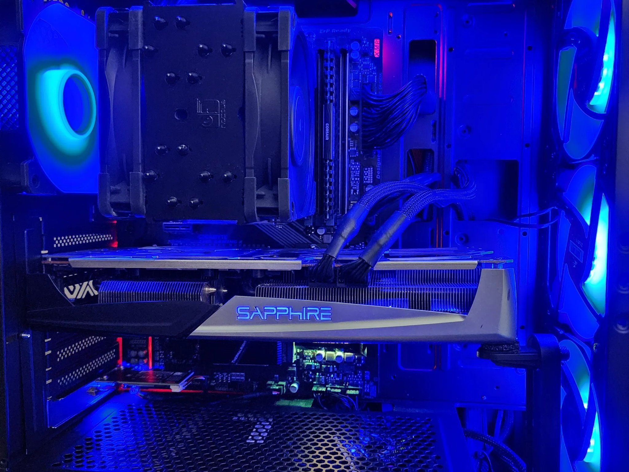 Sapphire RX 5700 XT I7 9700K 1000watt PSU 32GB DDR4 NOS Build