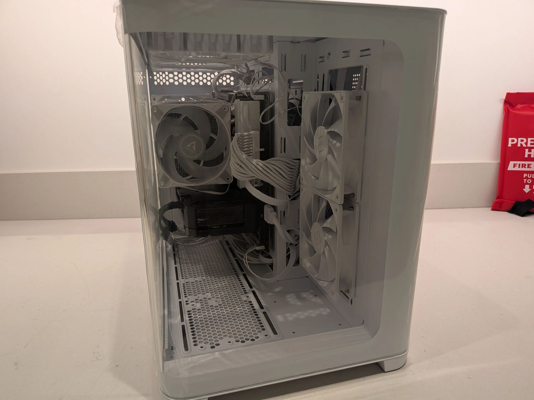 White Gaming PC - Ryzen 7600X, RTX 4070 Super, 32 GB DDR5, 1 TB