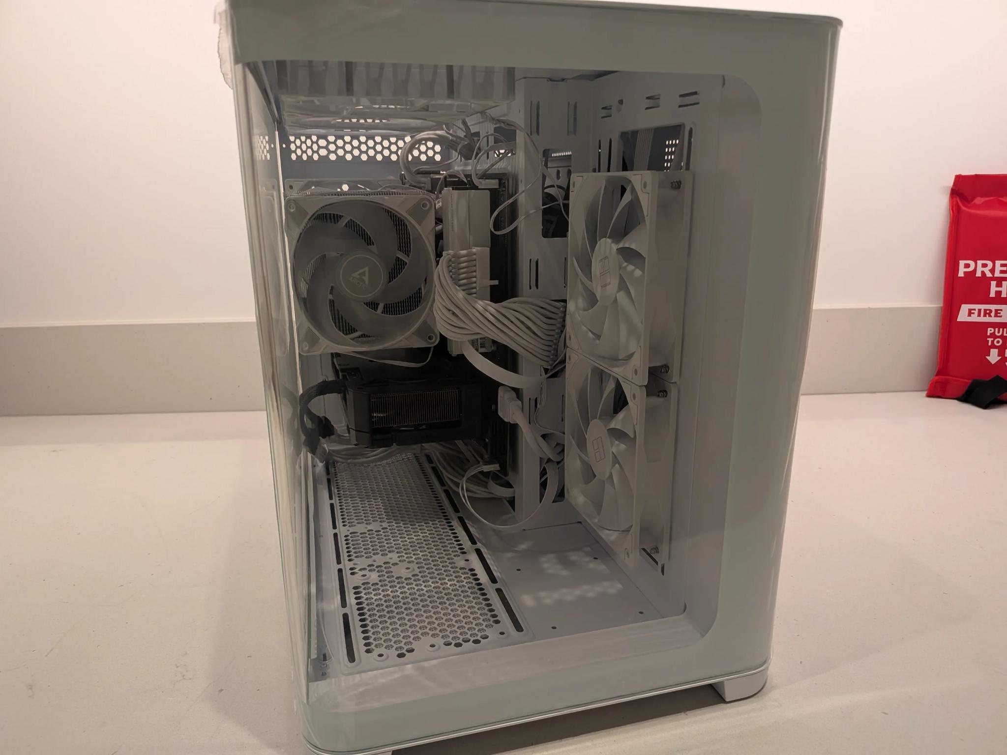 White Gaming PC - Ryzen 7600X, RTX 4070 Super, 32 GB DDR5, 1 TB