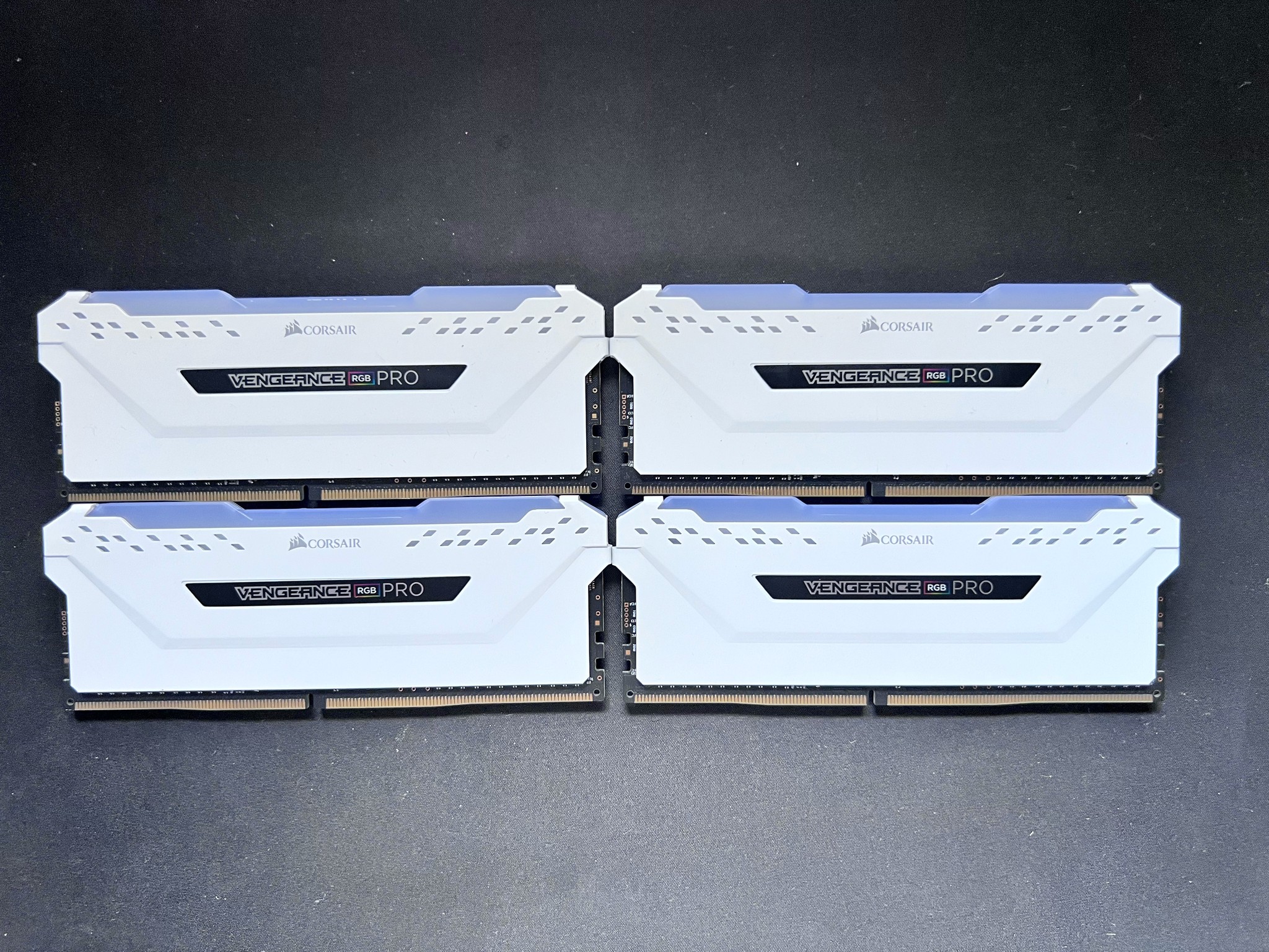 White Corsair Vengeance RGB Pro DDR4 4x8 32GB 3000 MHz