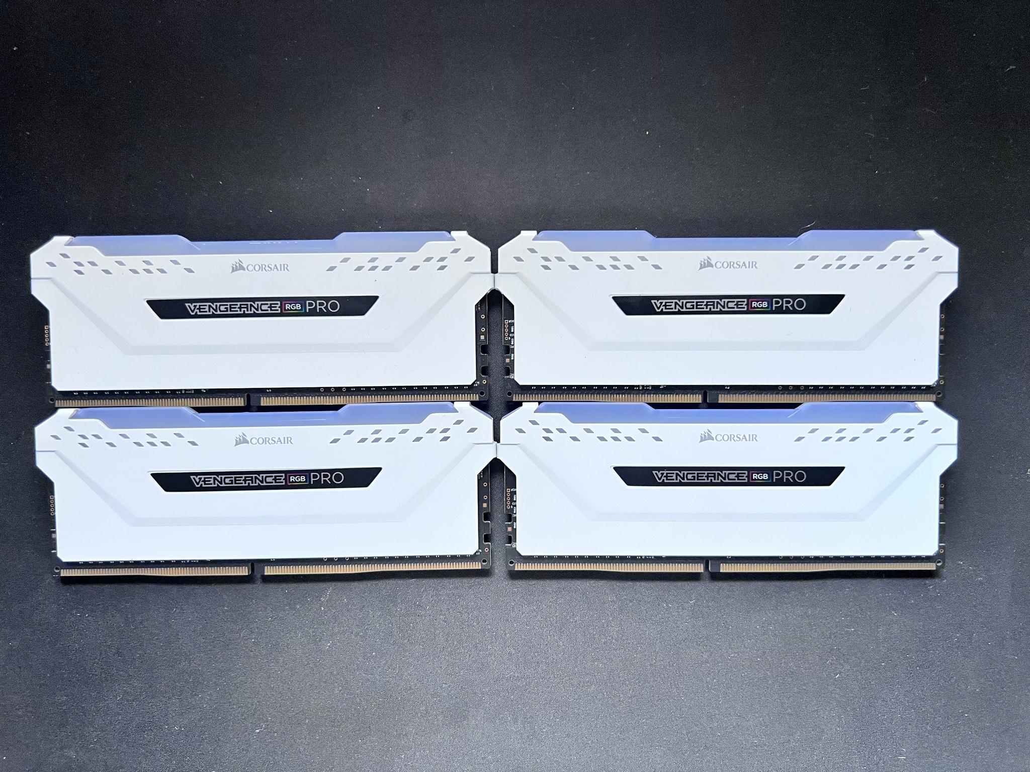 White Corsair Vengeance RGB Pro DDR4 4x8 32GB 3000 MHz