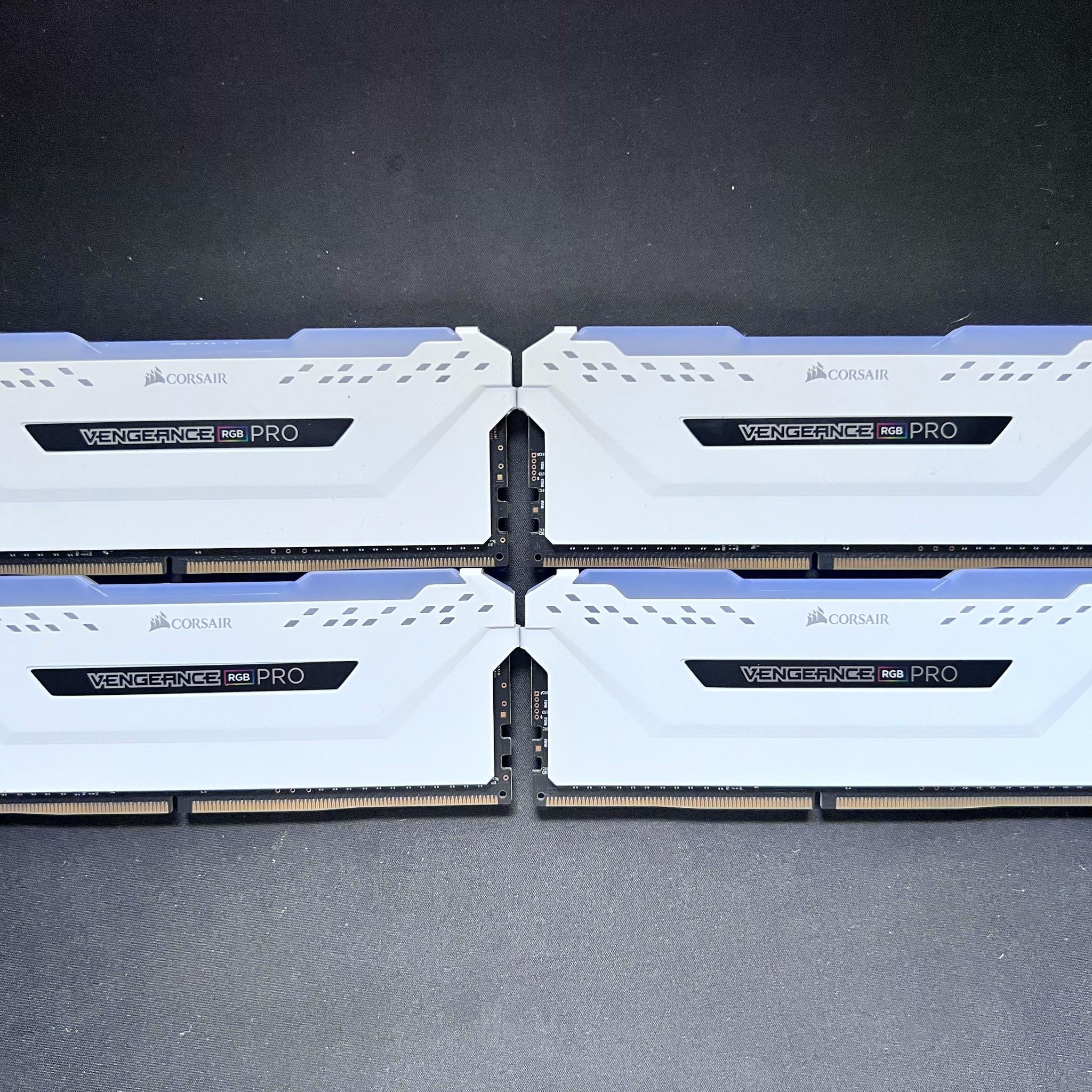 White Corsair Vengeance RGB Pro DDR4 4x8 32GB 3000 MHz