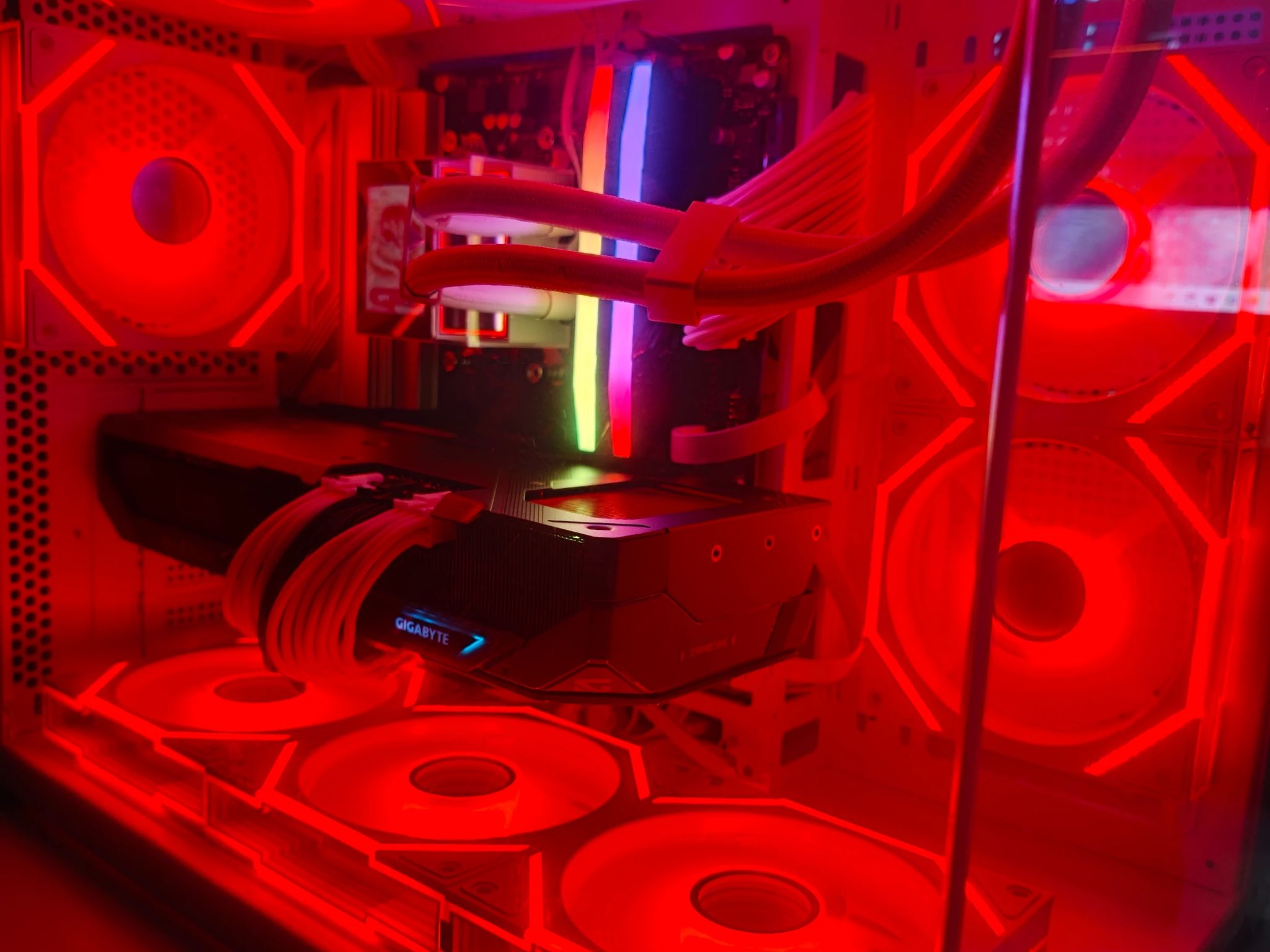 White 4K Gaming/Productivity Custom PC Radeon RX 9070 XT - Ryzen 9 7900X, 32GB RAM Scrren+Mirror Fan