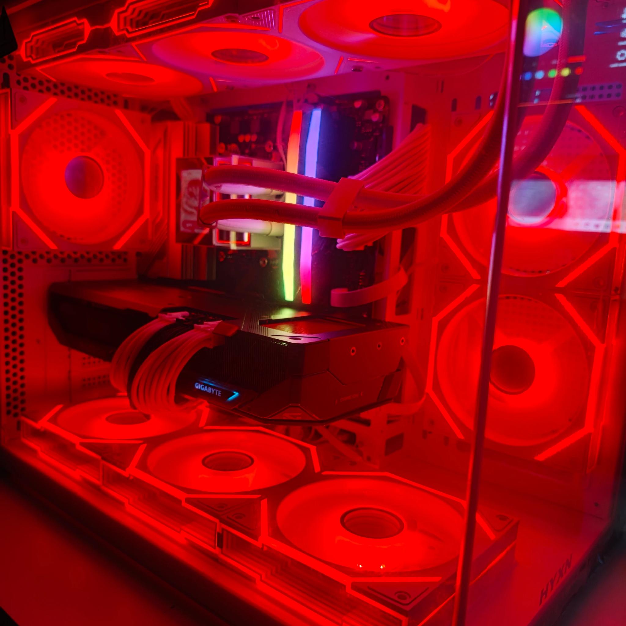 White 4K Gaming/Productivity Custom PC Radeon RX 9070 XT - Ryzen 9 7900X, 32GB RAM Scrren+Mirror Fan