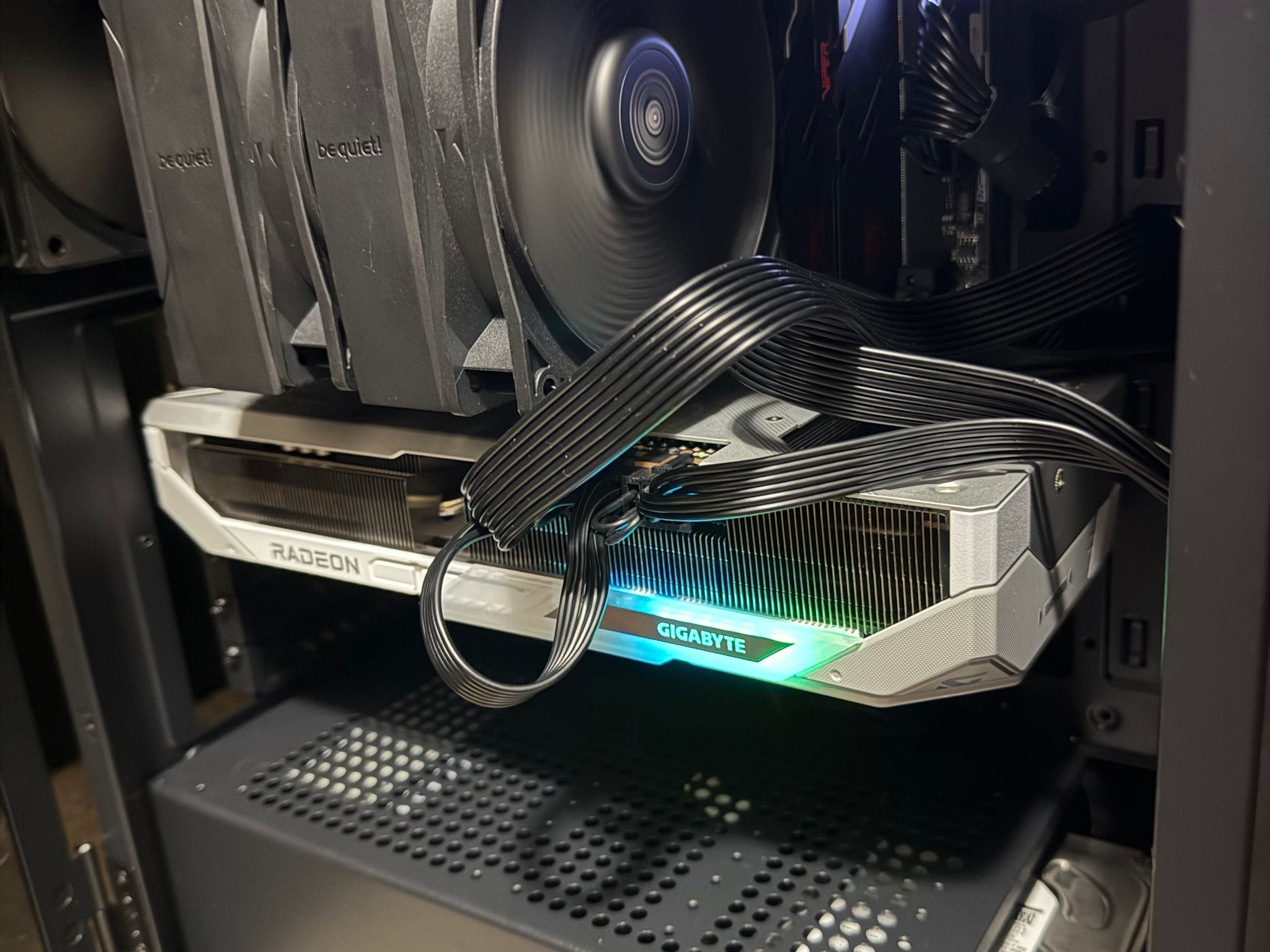 GIGABYTE RX 9070 XT GAMING OC ICE 16G