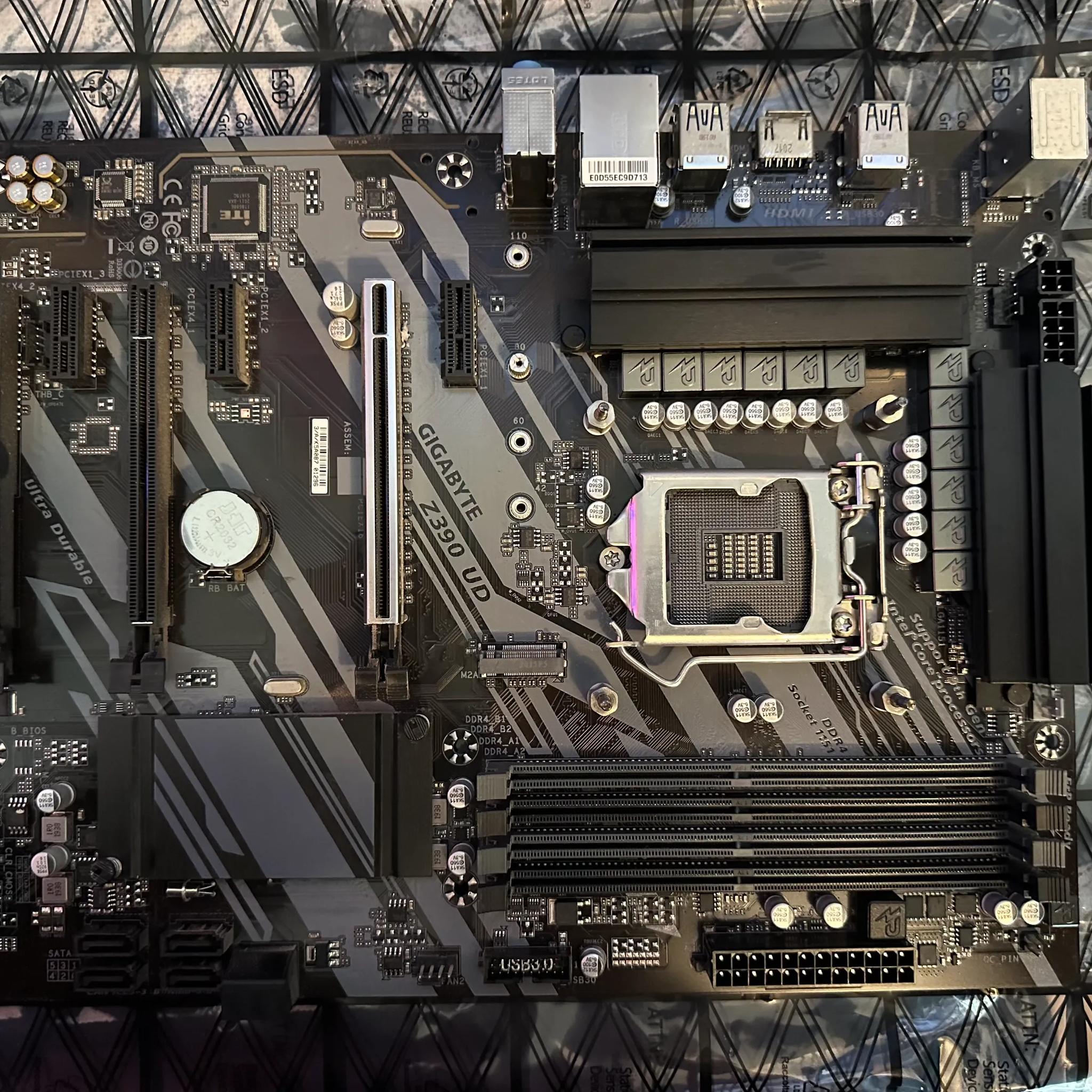 GIGABYTE Z390 UD INTEL INTEL 6Gb/s ATX Motherboard