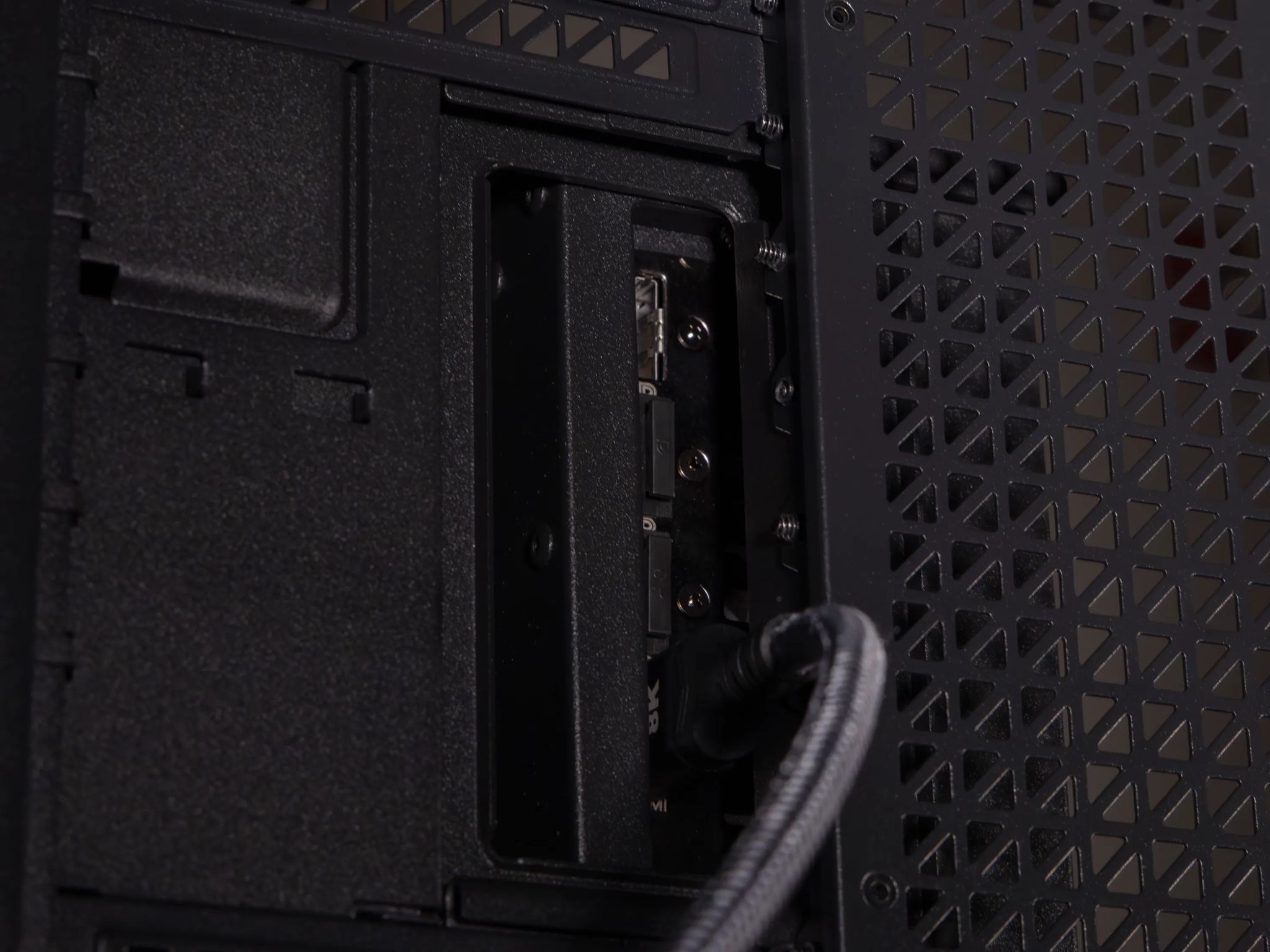 🦂 Alcantara 🦂 RTX 4070 Super / AMD R7 9700X / 1TB NVME / 32GB DDR5 RAM / 420 AIO / Windows 11 Pro