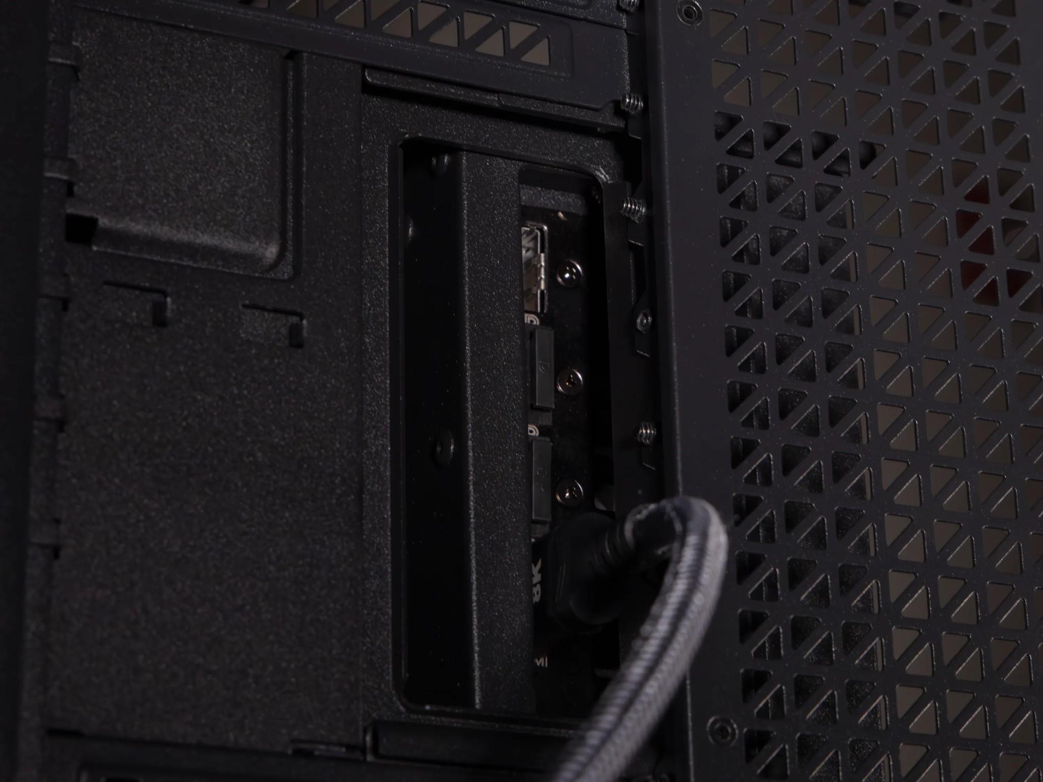 🦂 Alcantara 🦂 RTX 4070 Super / AMD R7 9700X / 1TB NVME / 32GB DDR5 RAM / 420 AIO / Windows 11 Pro