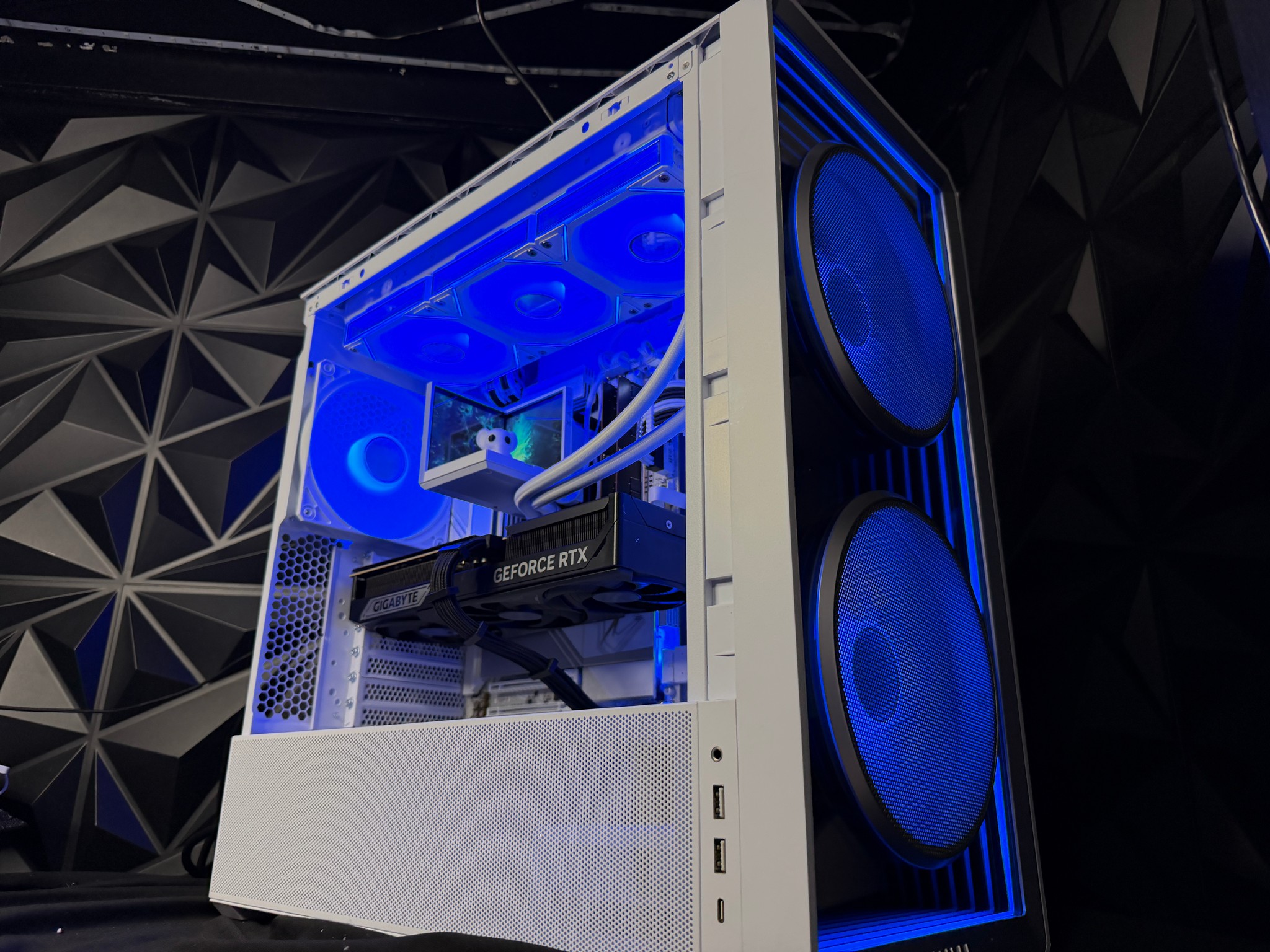 🐘❄️ IVORY TUSK ❄️🐘Ryzen 7 9850X3D| RTX 5080| 64 GB DDR5| 4.75TB NVMe| 1000W Platinum PSU