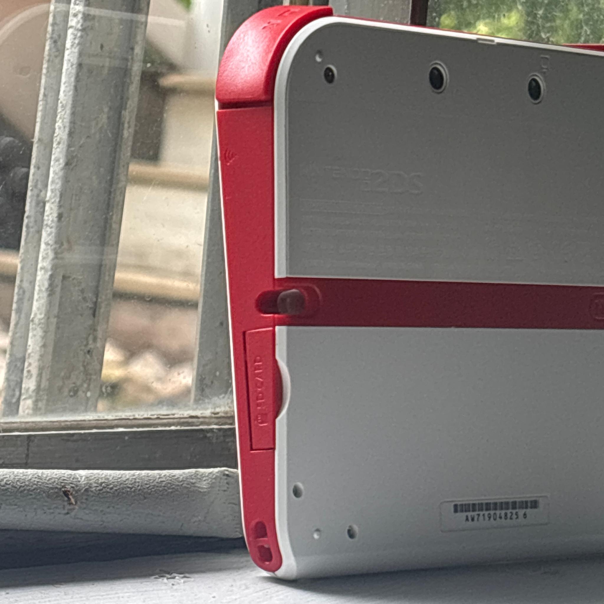Nintendo 2DS Console White & Red FTR-001 - Excellent Condition Tested (no charger)