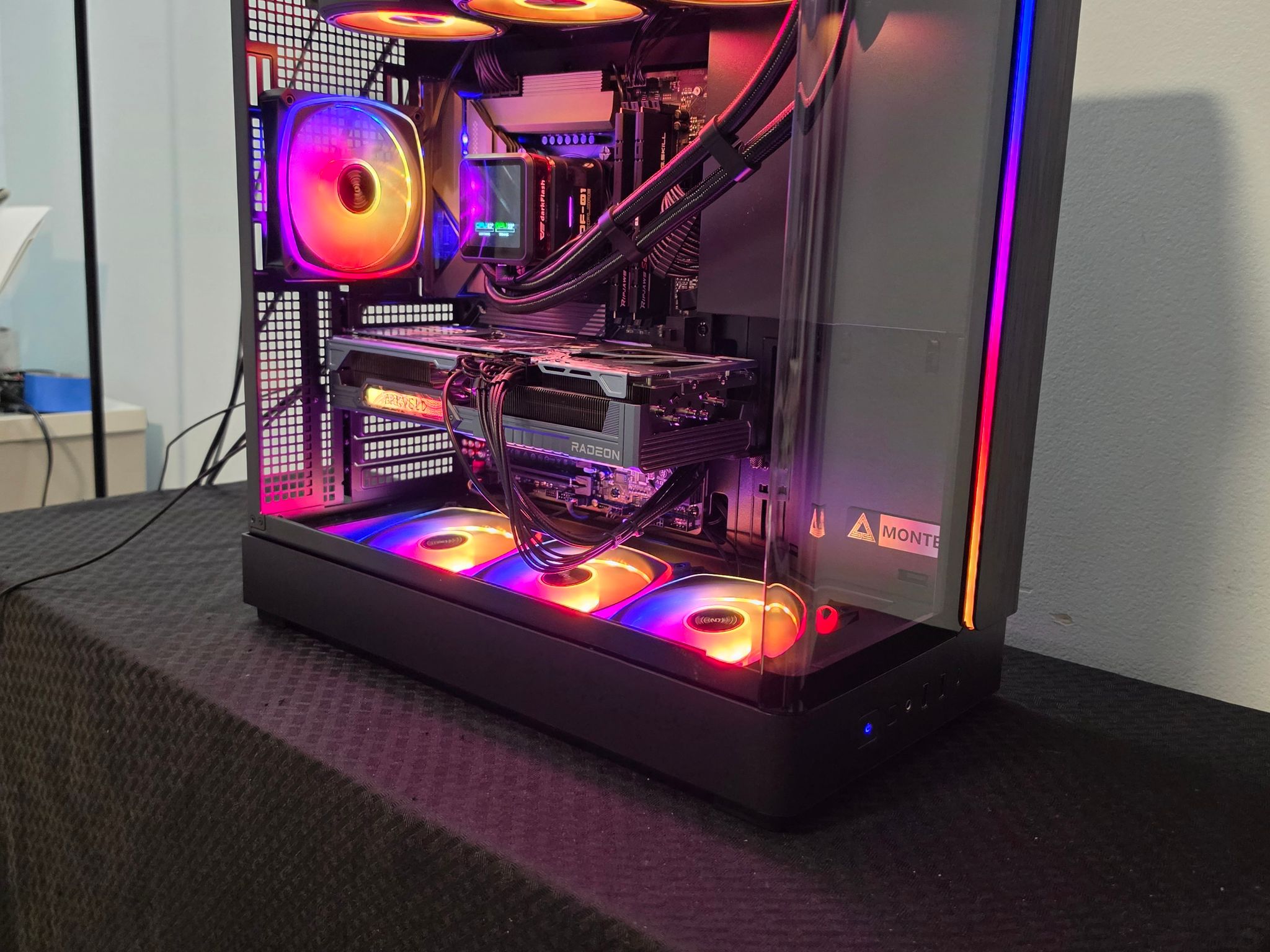 RX 9070 XT-Intel Core Ultra 7 270k plus-32 GB DDR5 6000-2 TB (1+1) NVME Beast Gaming PC