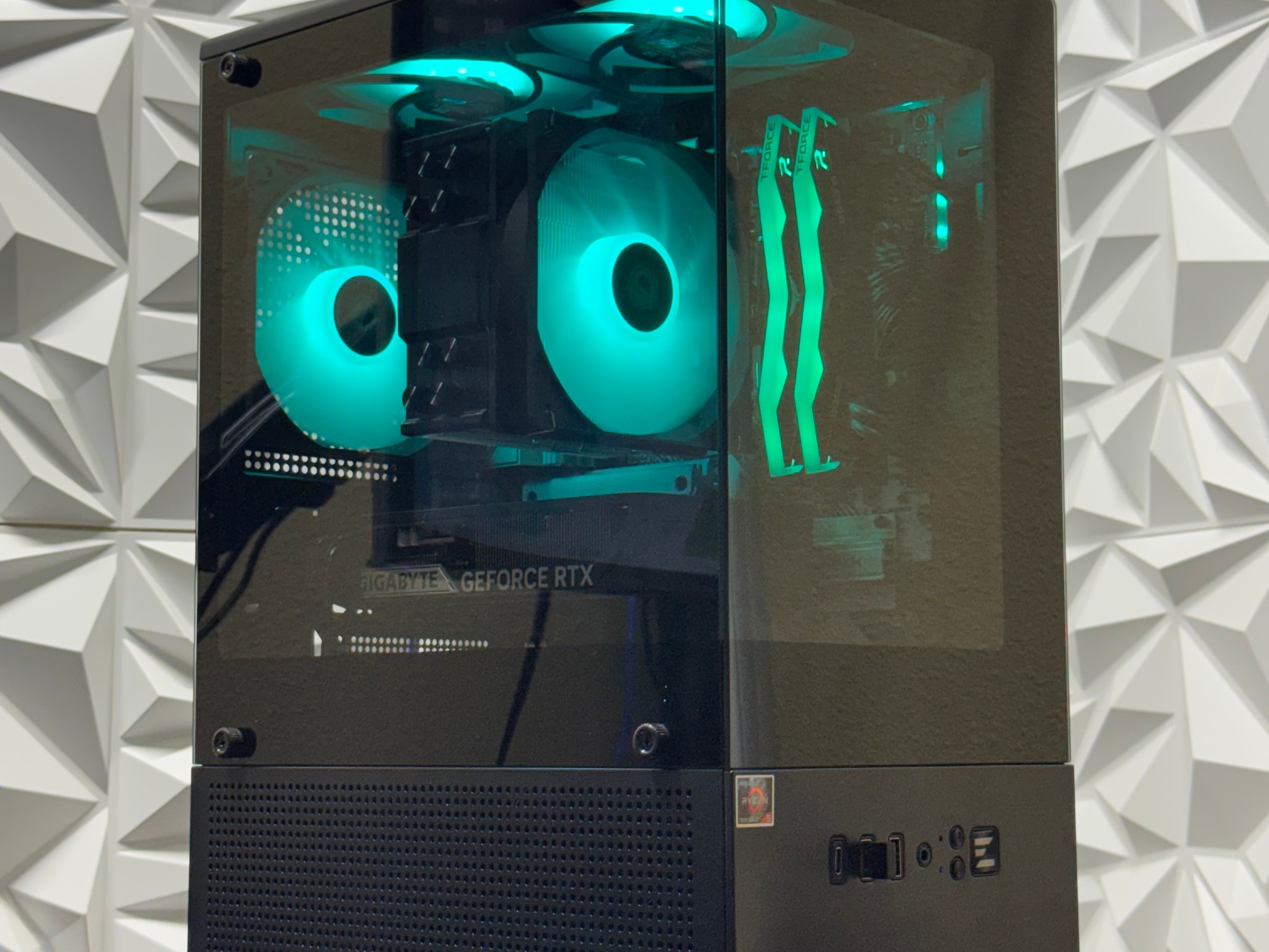 RTX 5060 / Ryzen 5 7600x / 16GB 6000MHz DDR5 / 500GB P310 Crucial ssd / windows 11 pro