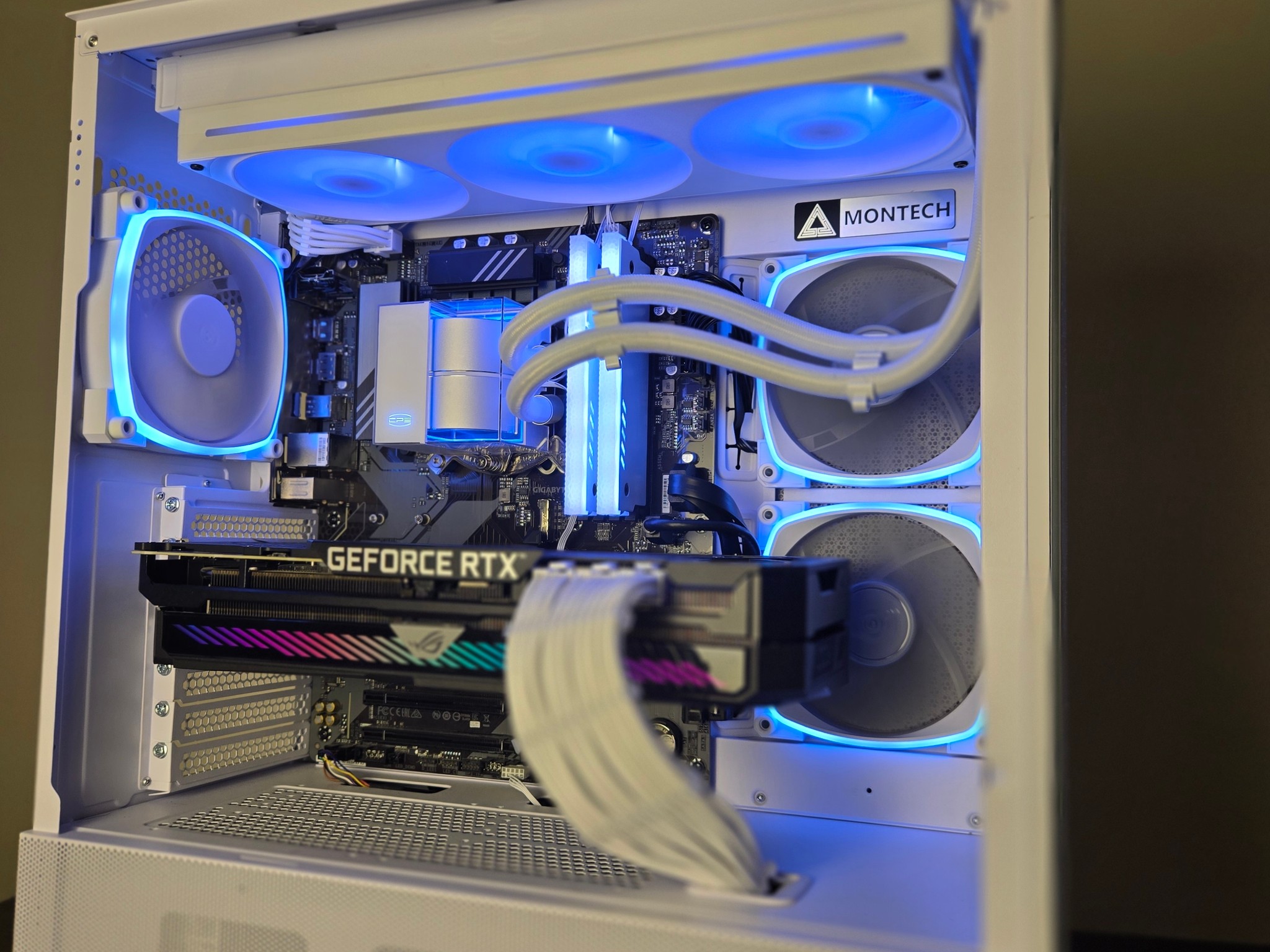 RTX 3070 Ti | Intel i5 12600K | 16gb DDR5 | 1tb Storage